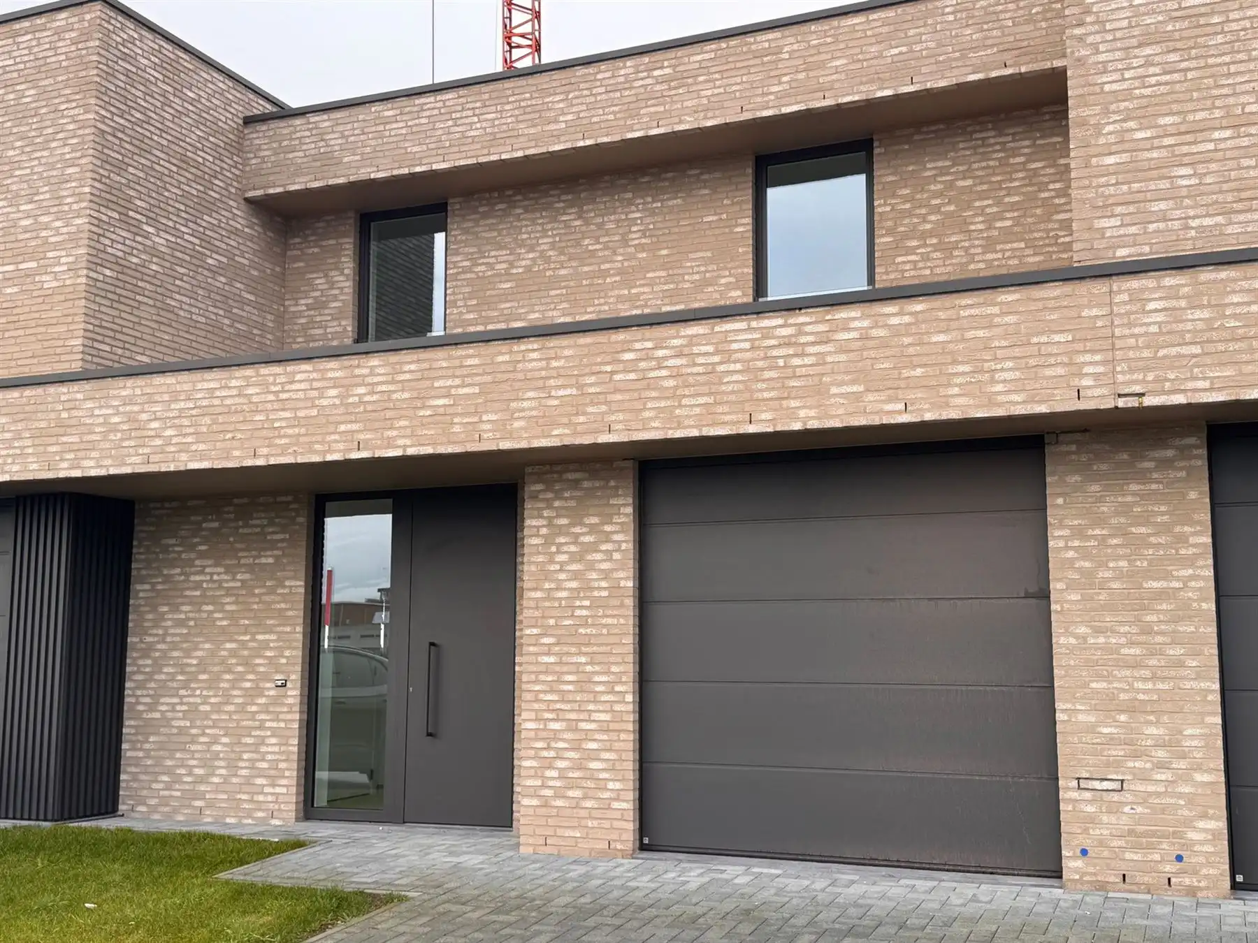 Nieuwbouwwoning met alle comfort foto {{pictureIndex}}