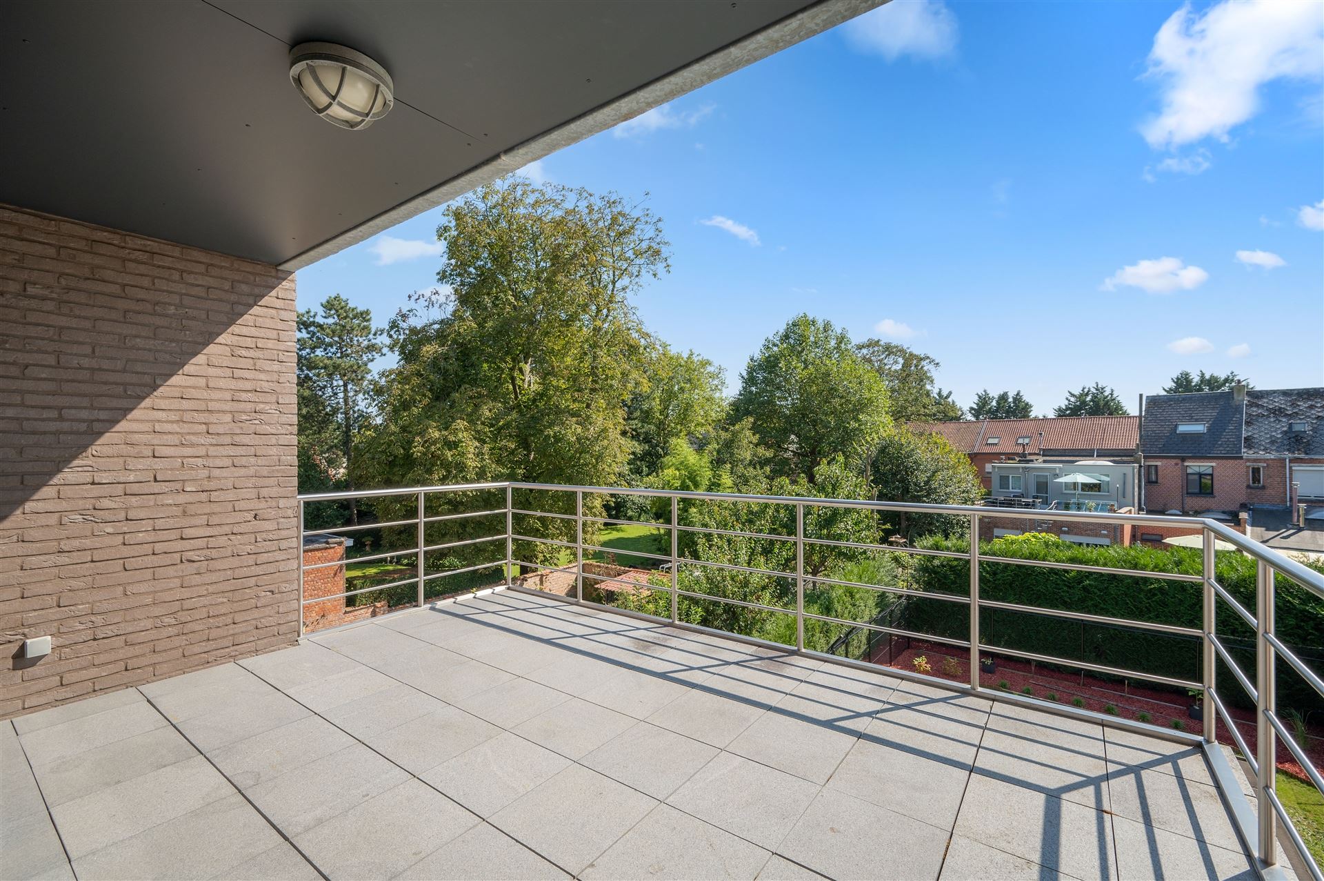 Lichtrijk en ruim appartement met twee terrassen en ondergrondse autostaanplaats foto 8