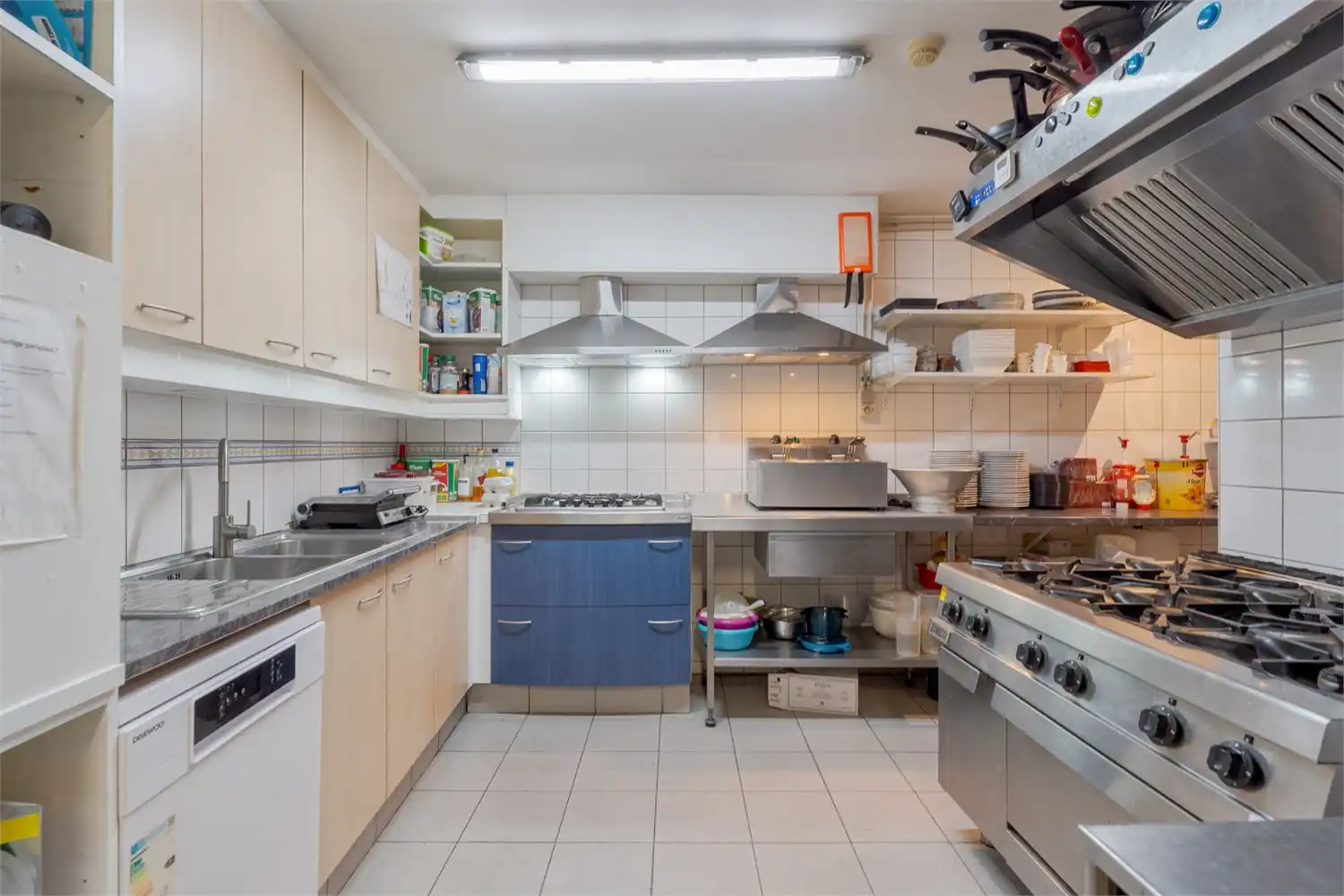 Instapklaar handelspand met woonst op toplocatie – horeca-inboedel inbegrepen! foto 19