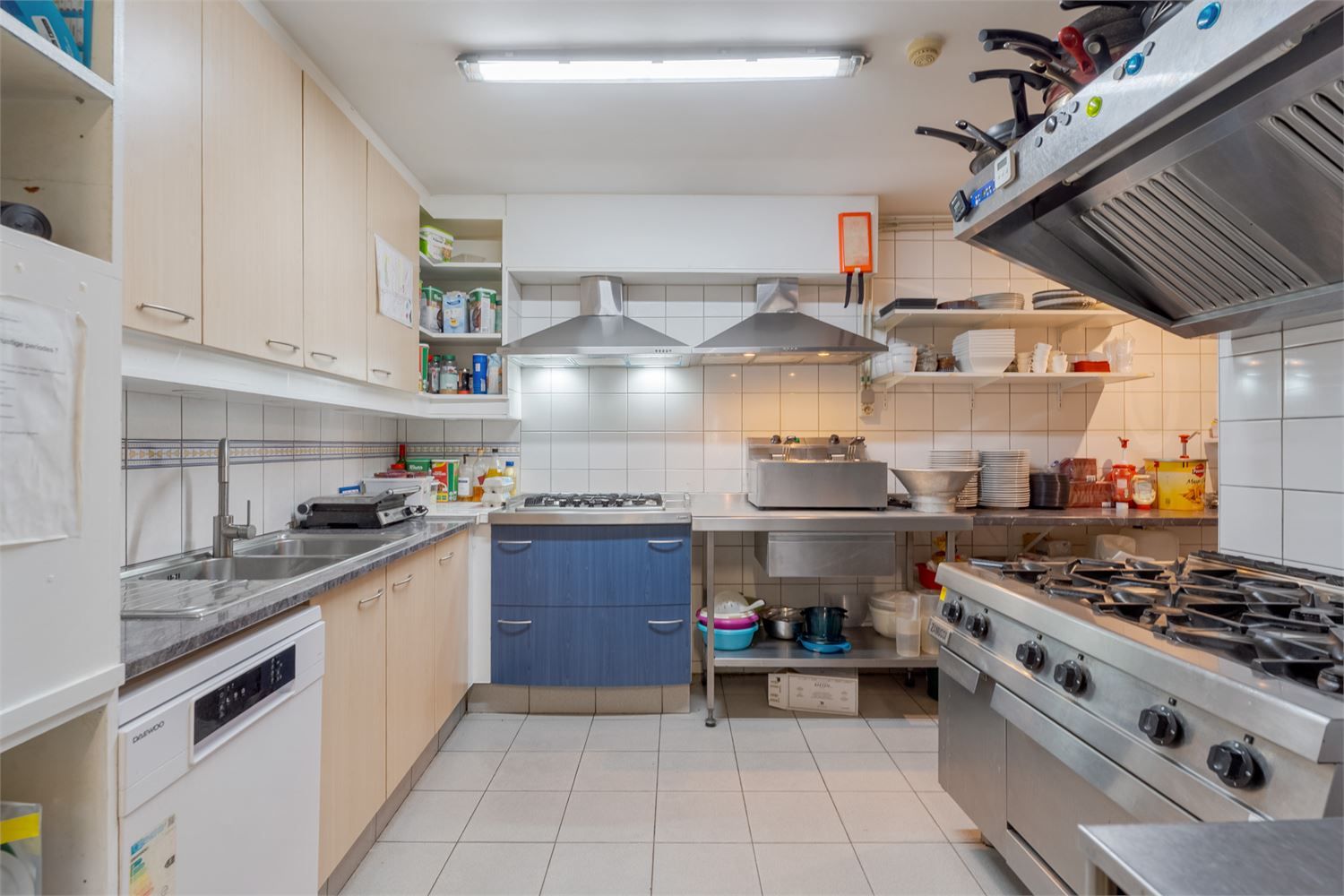 Instapklaar handelspand met woonst op toplocatie – horeca-inboedel inbegrepen! foto 19