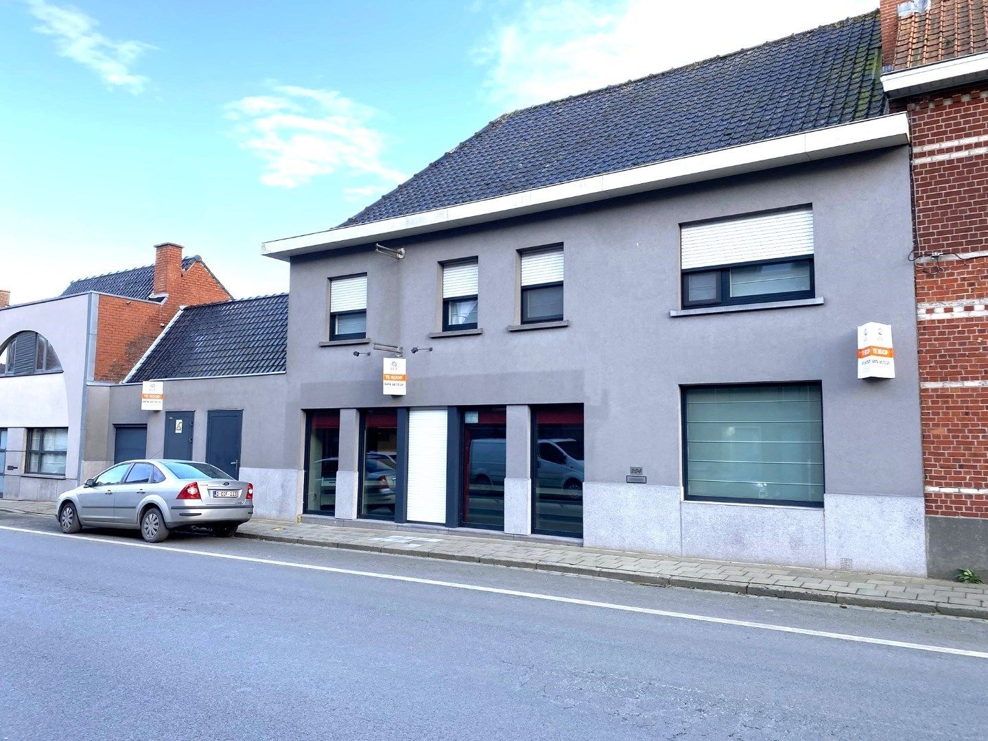 Hoofdfoto van de publicatie: Grote afgewerkte woning met dubbele garage, atelier en veel extra ruimte. 