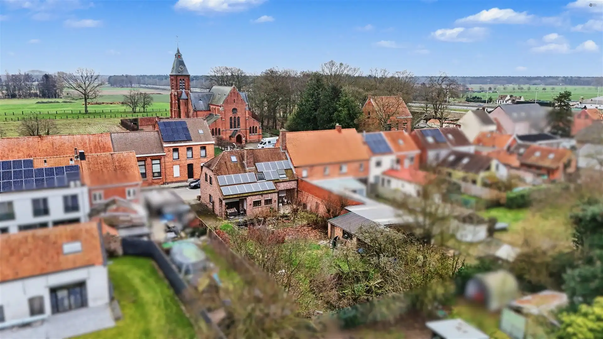 Half open bebouwing met een uitstekende basis foto 3