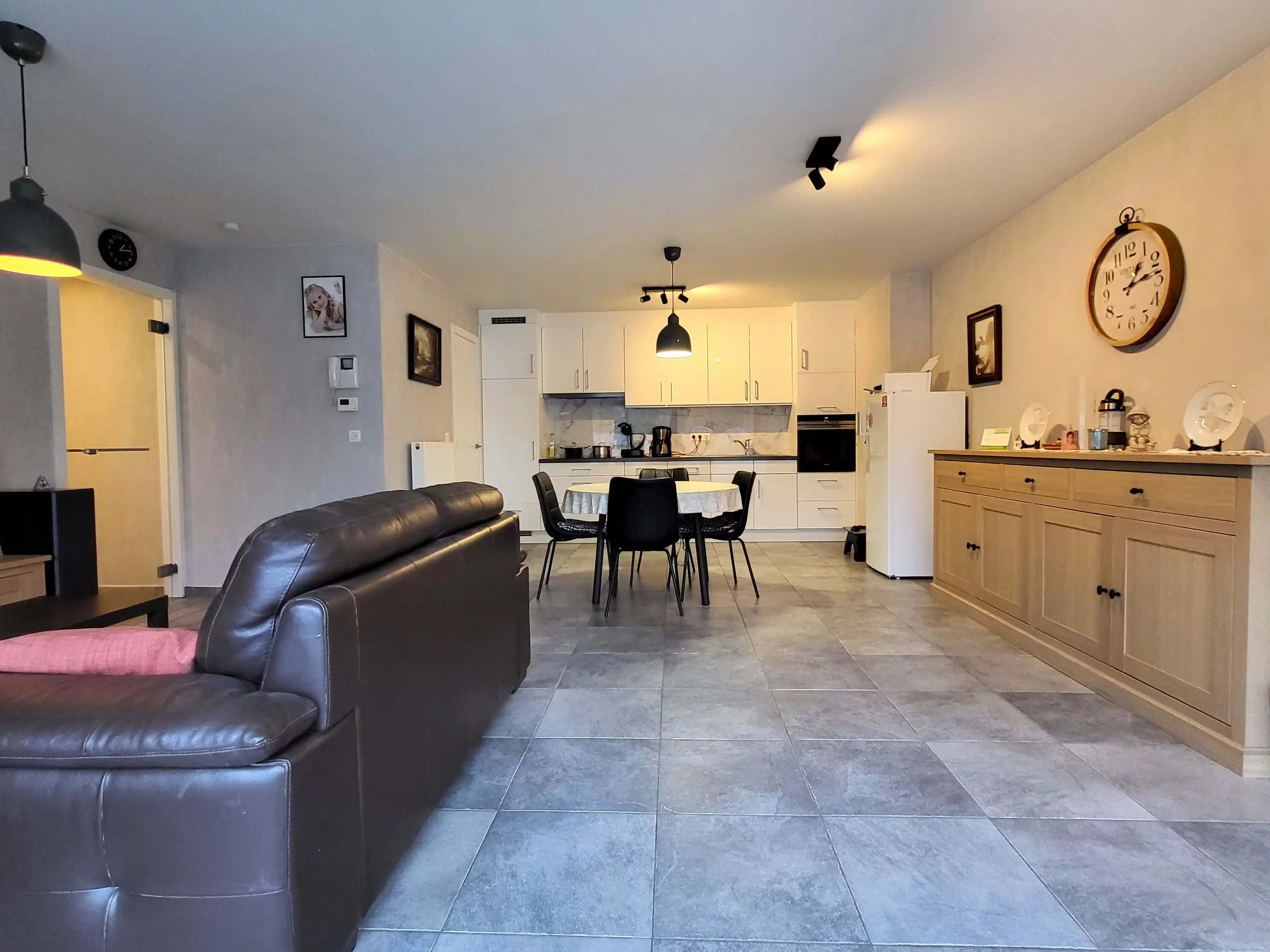 Dit aangename gelijkvloers appartement van bouwjaar 2010 is rustig gelegen in het dorp en biedt comfortabel wonen zonder gemeenschappelijke kosten.  foto 12