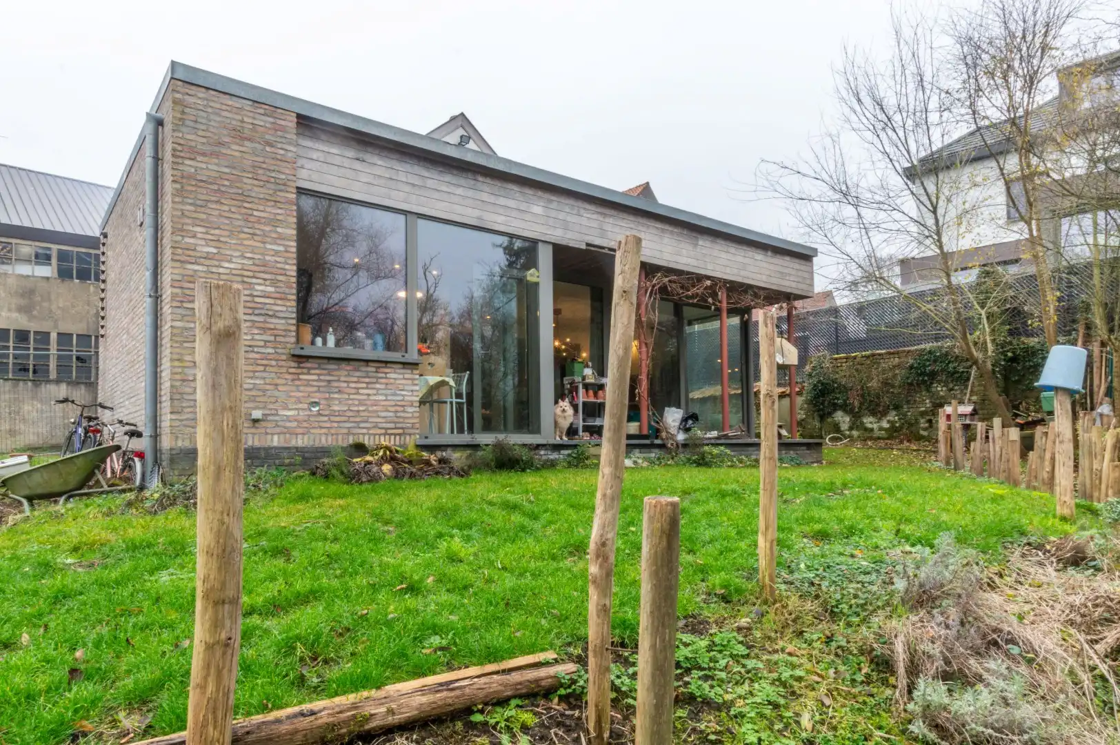 Een residentieel gelegen alleenstaande villa (EPC: C) foto {{pictureIndex}}