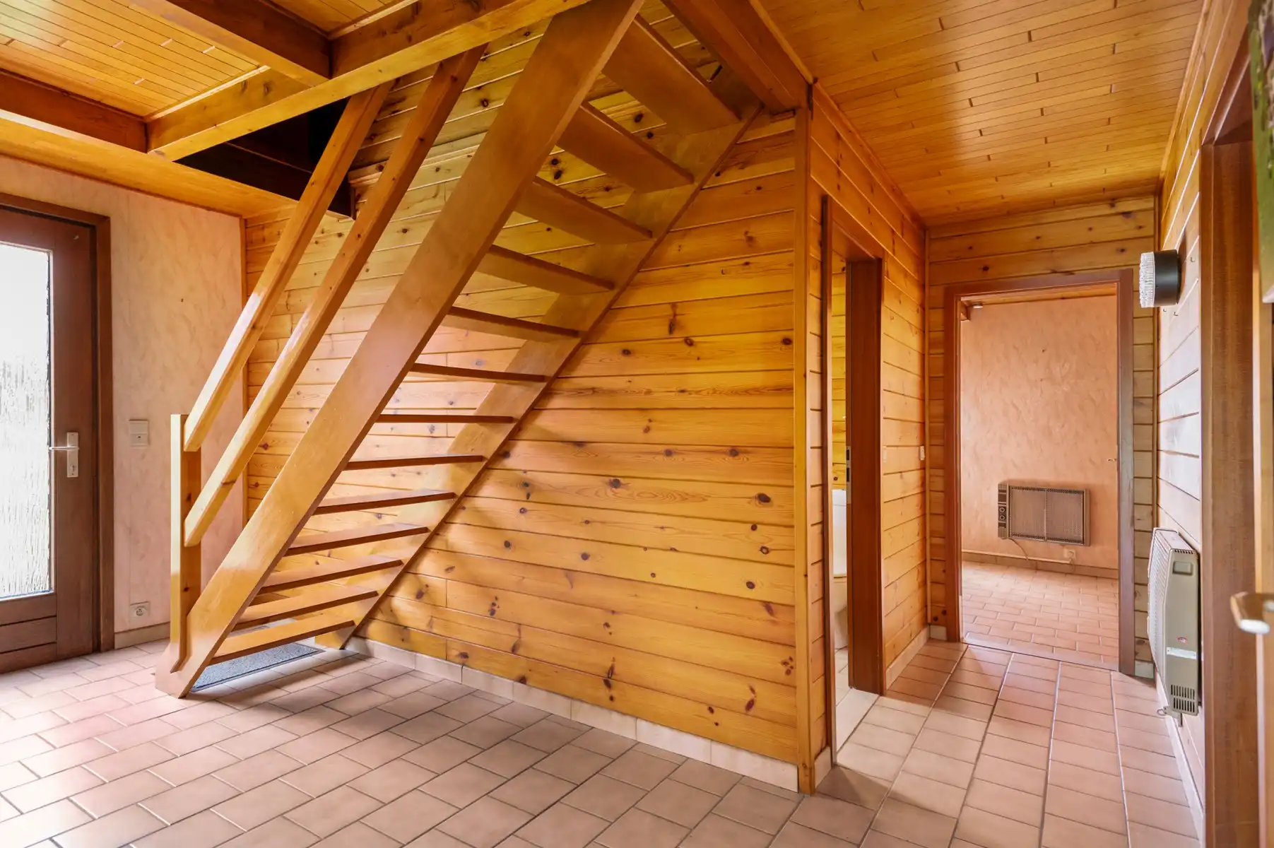 Charmante houten woning met 3 slaapkamers, ruime veranda, garage en tuin in Ranst foto 3