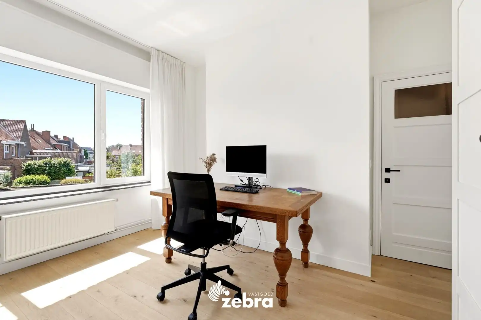 Kwalitatief gerenoveerde herenwoning met garage te Sint-Elisabeth Kortrijk! foto 19
