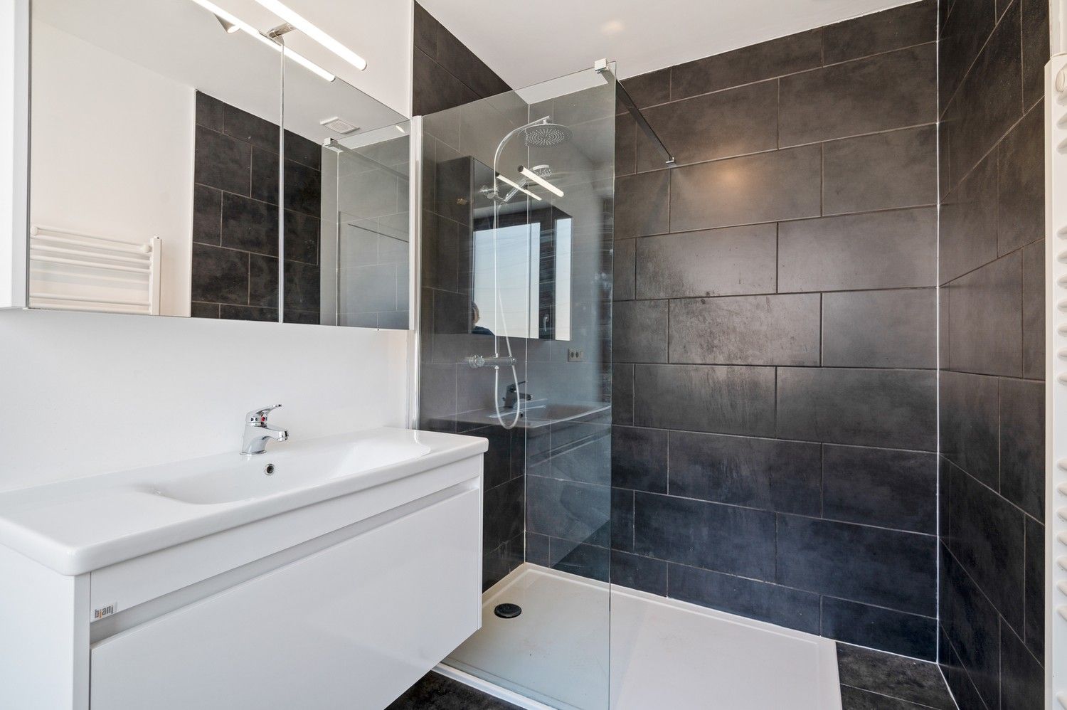 Instapklaar gerenoveerd 1-slaapkamer appartement op topligging in Berchem! foto 9