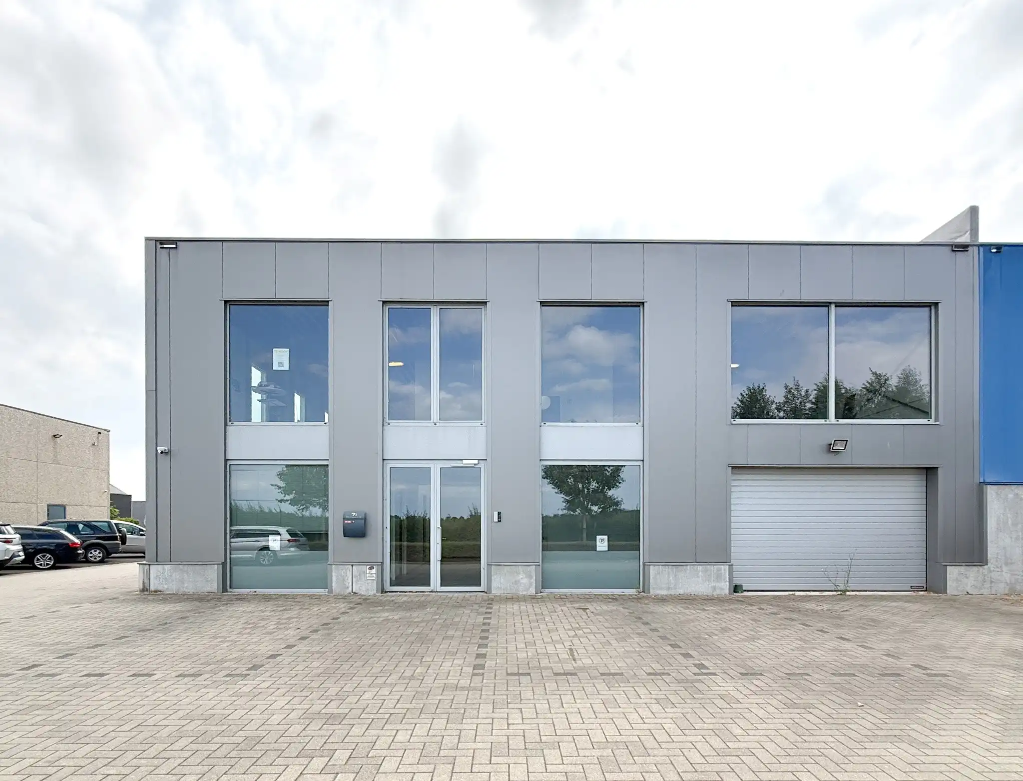 Veelzijdig bedrijfsgebouw met tal van mogelijkheden op een strategische locatie foto {{pictureIndex}}
