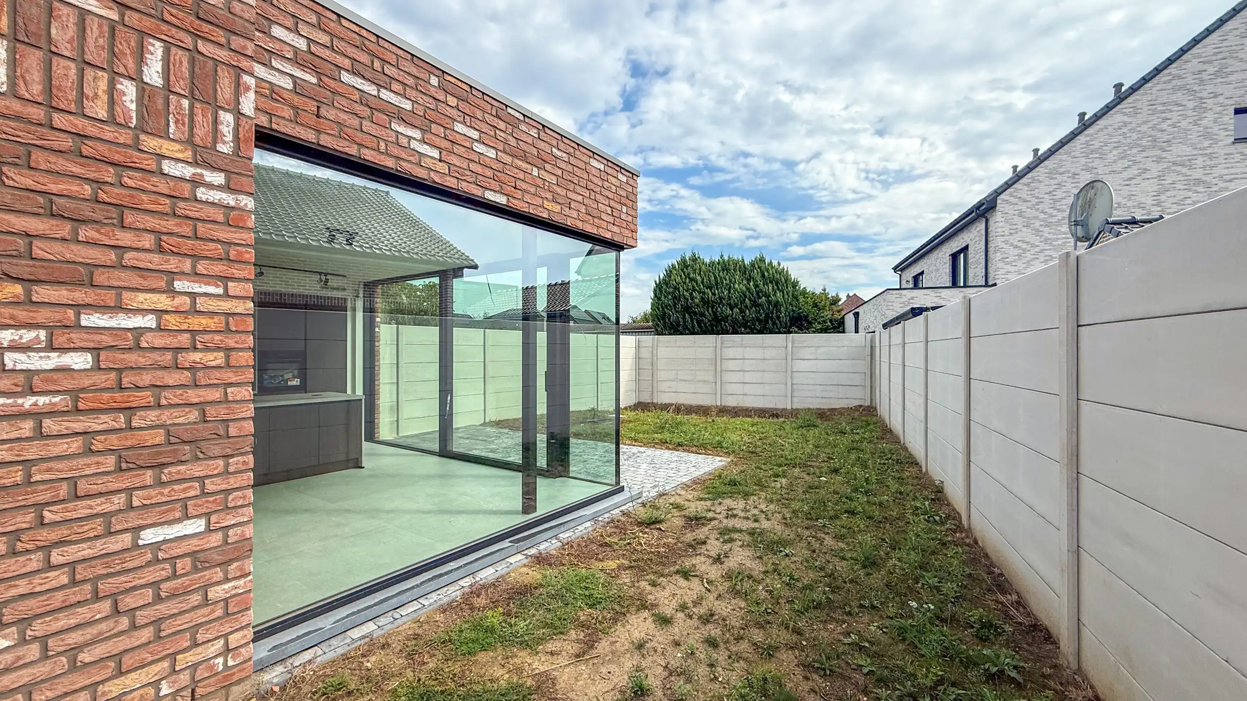 Kwalitatief afgewerkte nieuwbouwwoning op centrale ligging! foto 40