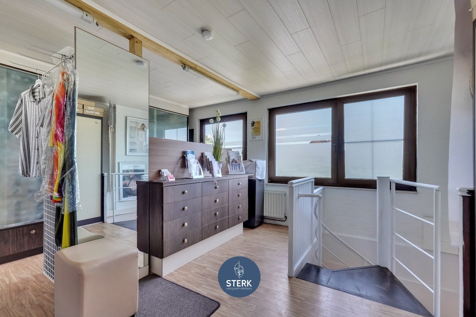 RUIME WONING MET COMMERCIËLE RUIMTE OP EEN CENTRALE LIGGING TE MAASMECHELEN !  foto 26