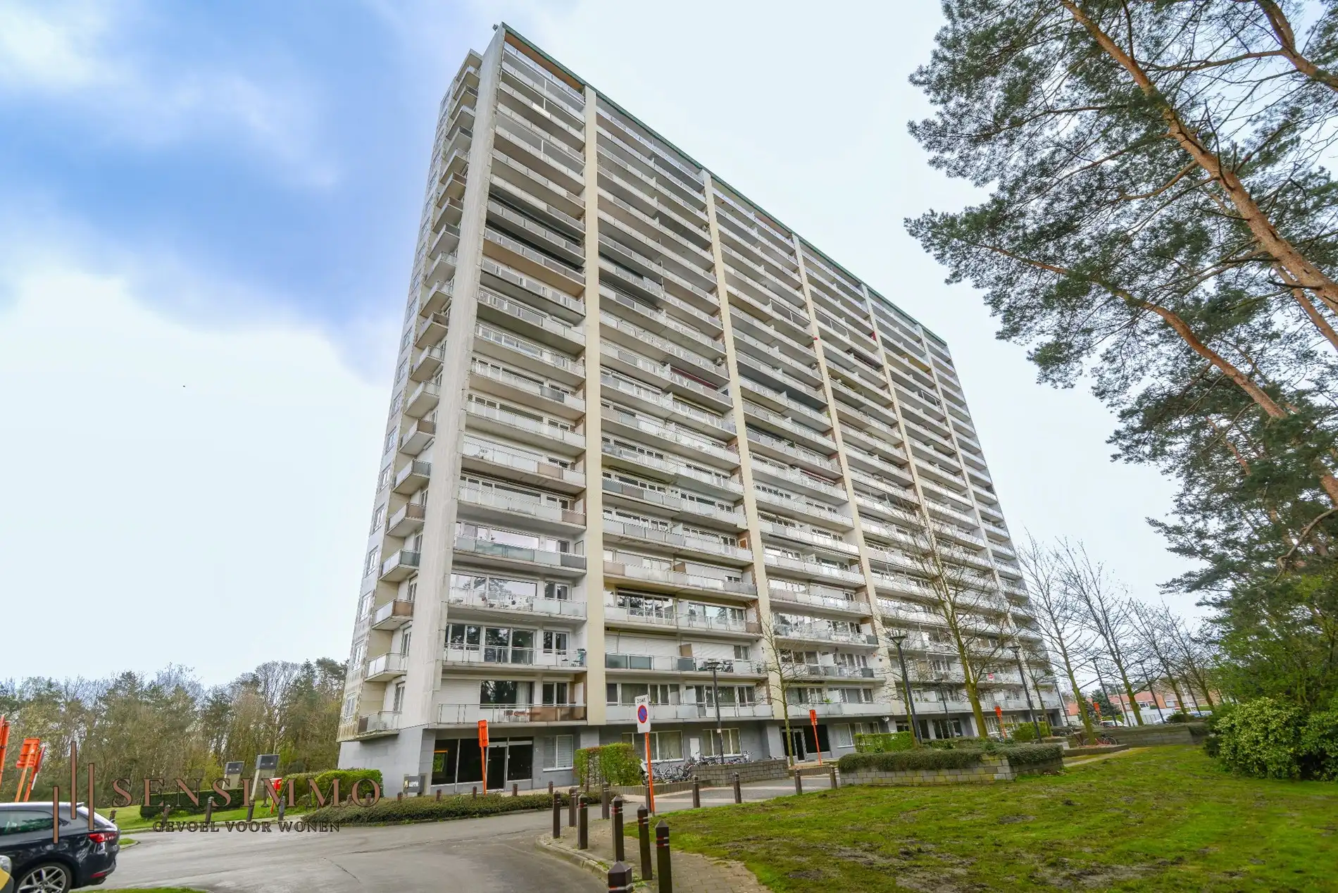 Lichtrijk en ruim 4 slaapkamer appartement met parking vlakbij Genk centrum! foto 2