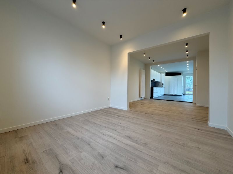 GERENOVEERDE HALFOPEN BEBOUWING TE HUUR IN DOORNZELE foto 2