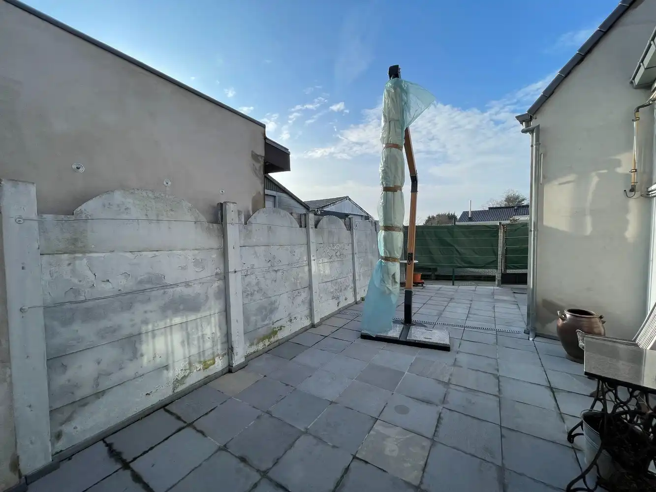 Handelsgelijkvloers met koer en bovengelegen appartement foto 18