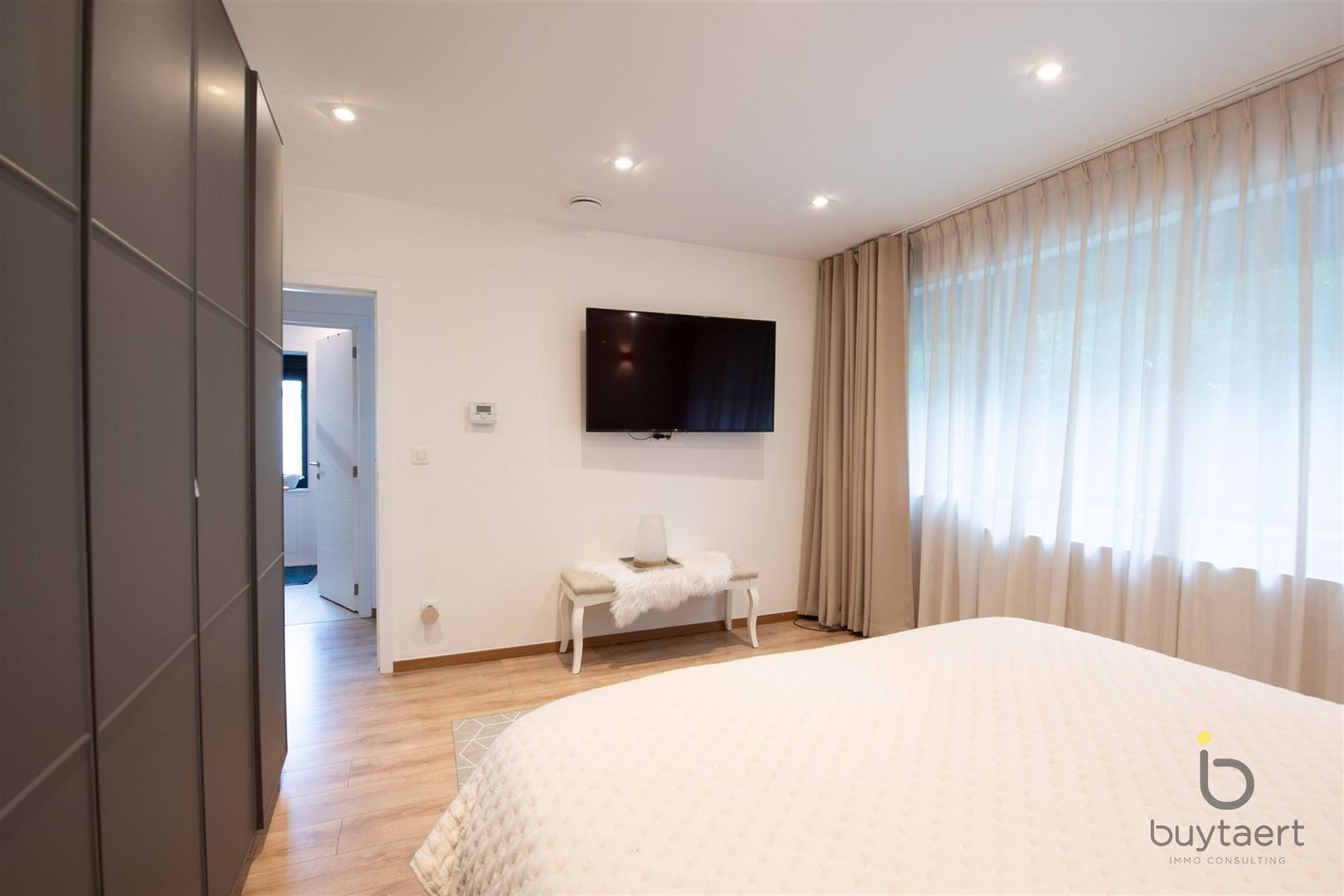 Volledig gerenoveerde woning met 4 slaapkamers. foto 18