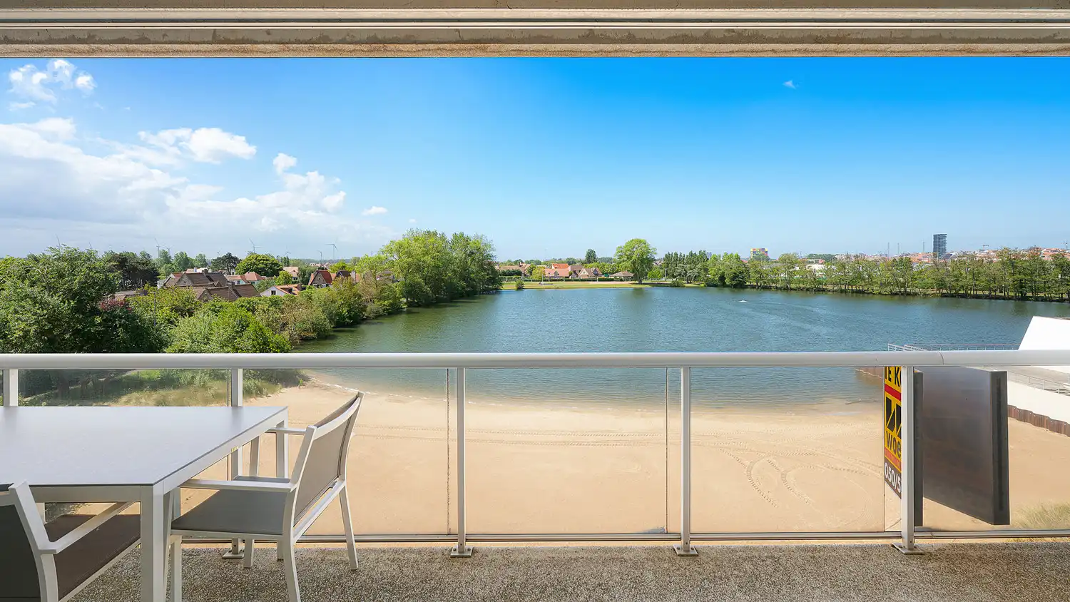 Zongericht ruim 2-slaapkamer appartement met prachtige open zichten foto 2