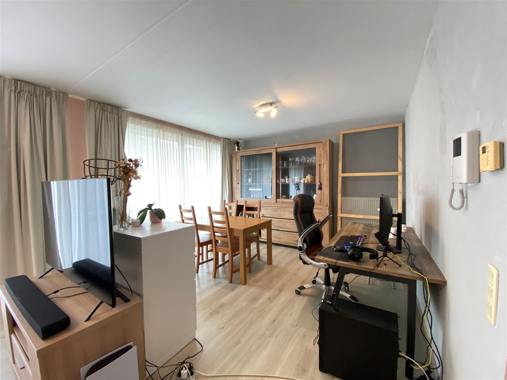2 slaapkamer-appartement met terras en garage, gelegen in het centrum van Oosteeklo foto 2