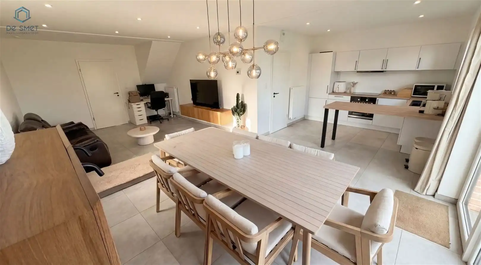 INSTAPKLARE NIEUWBOUWWONING MET 3 SLP, TUIN EN GARAGE foto {{pictureIndex}}