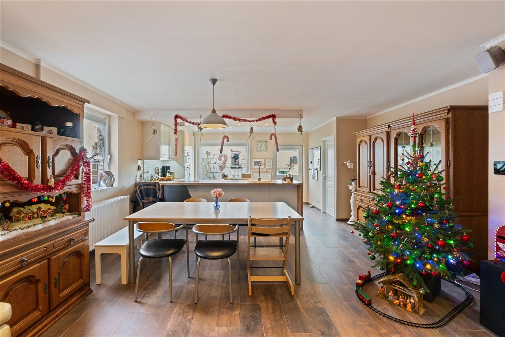 Halfopen bebouwing met garage foto 7