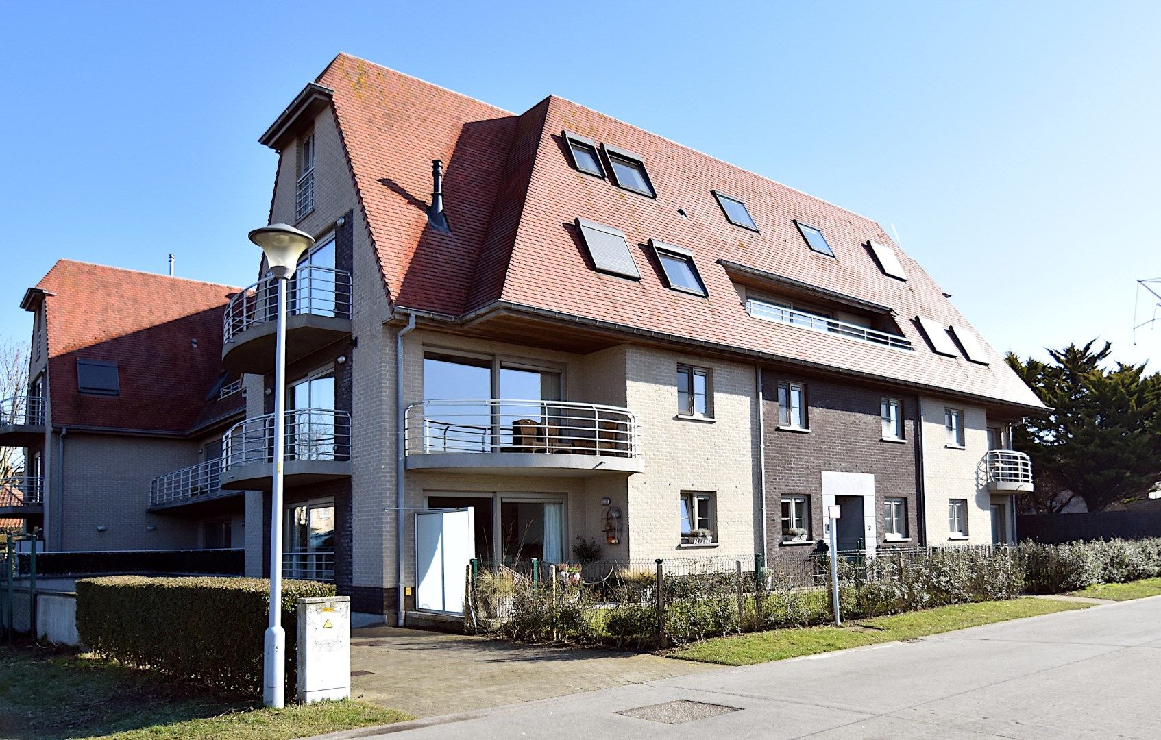 Zonnig duplex appartement met 3 slaapkamers.  foto {{pictureIndex}}