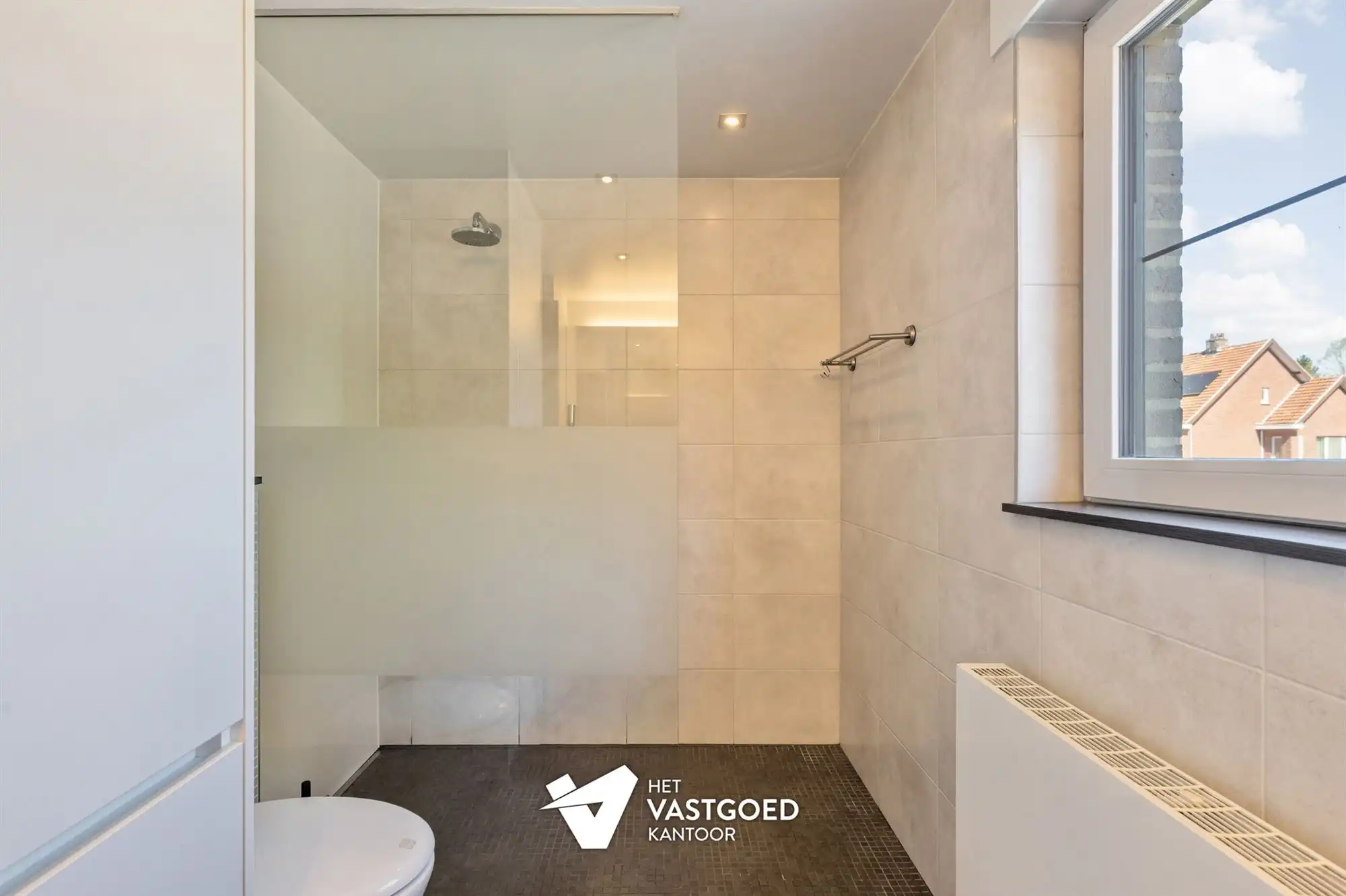 PERFECT ONDERHOUDEN GEZINSWONING MET 3 SLAAPKAMERS OP 7A27CA IN HET RUSTIGE KORSPEL foto 17