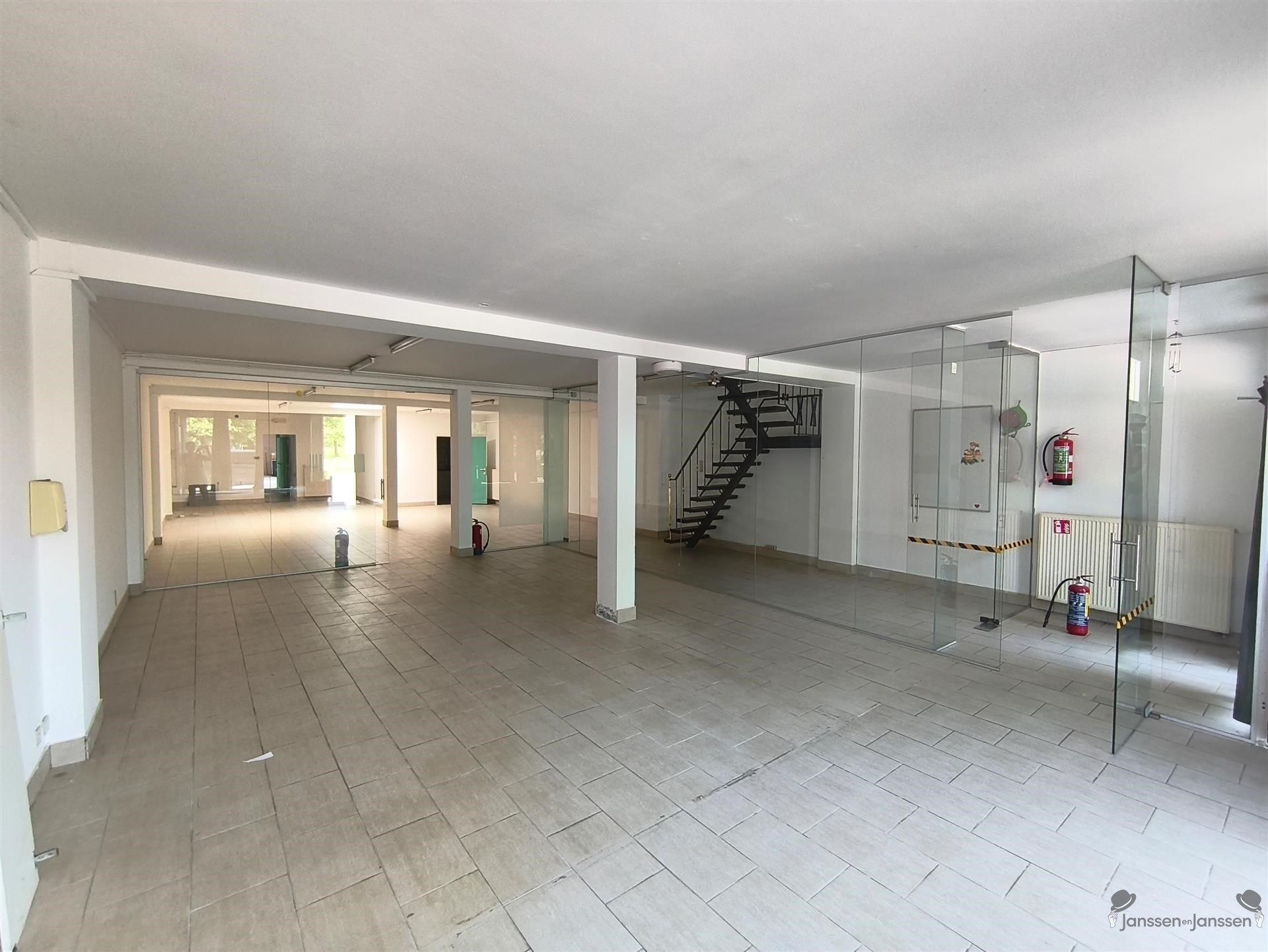 Handelspand met werkplaats & duplex appt foto 2