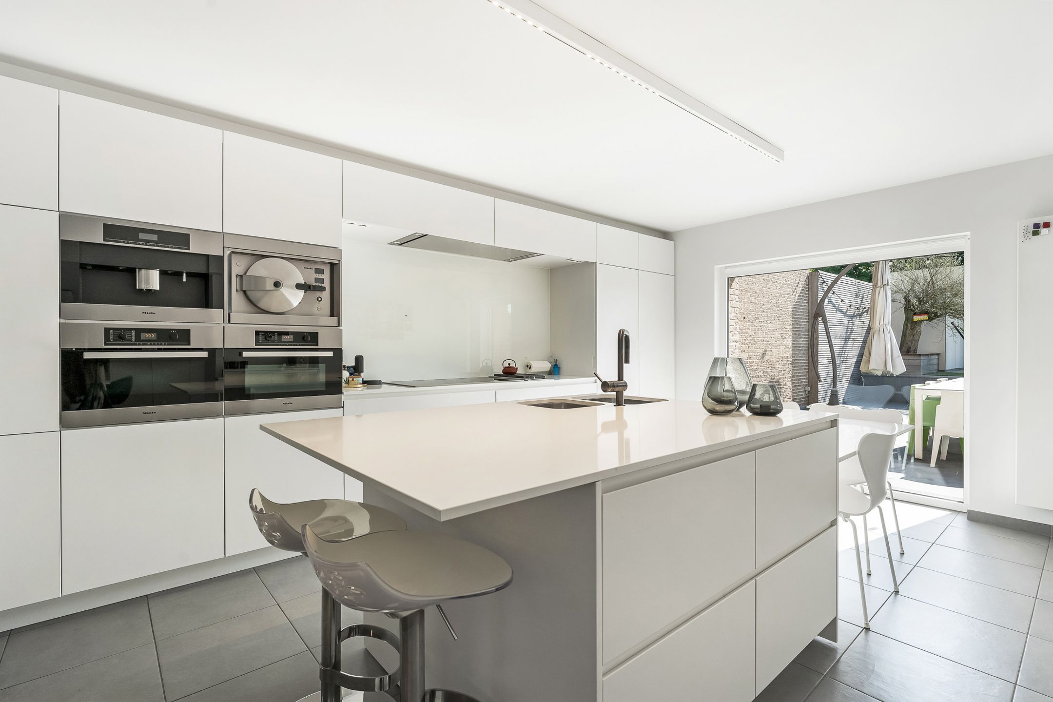 Exclusieve woning met zwembad en elegante tuin foto 11