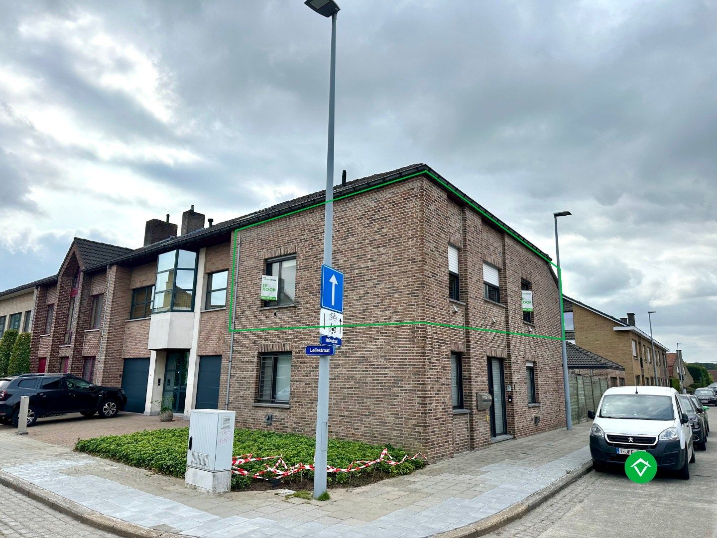Ruim duplexappartement met terras en garage nabij centrum Roeselare foto {{pictureIndex}}