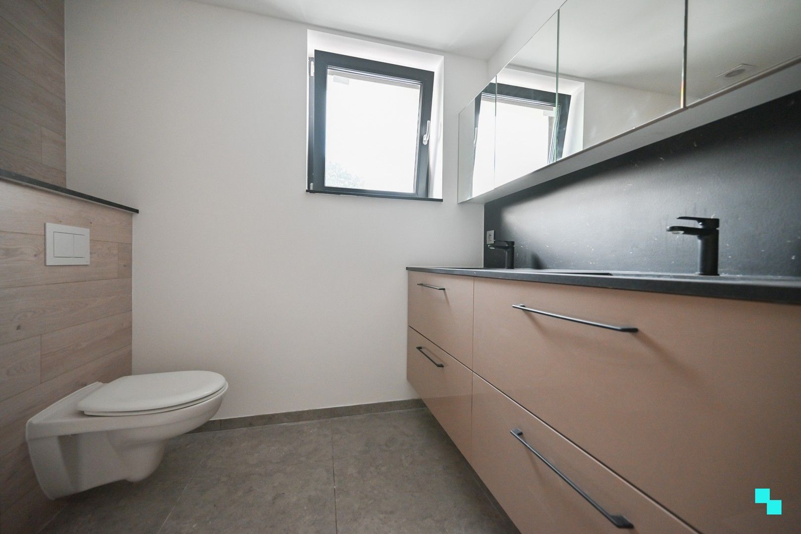 Compleet vernieuwde duplex met 4 slaapkamers en zonneterras in hartje Wevelgem foto 11