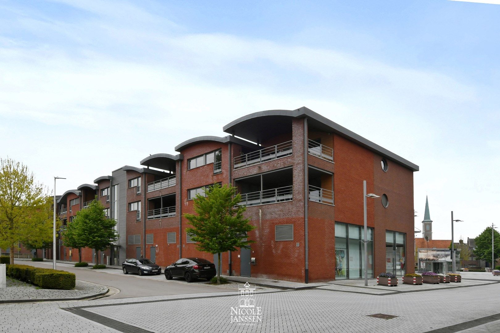 Appartement met kelderberging en twee autostandplaatsen te koop in Maaseik foto {{pictureIndex}}