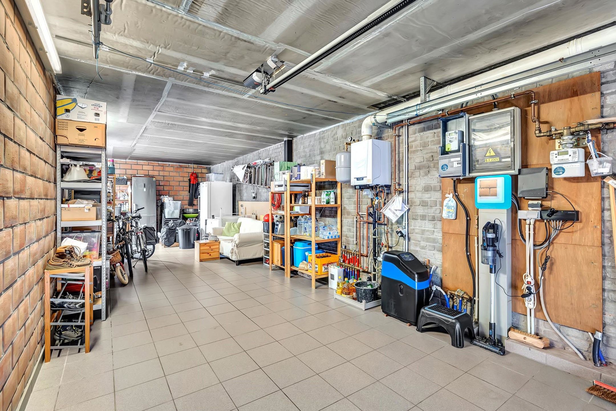 Recente opbrengsteigendom met twee ruime garages foto 12