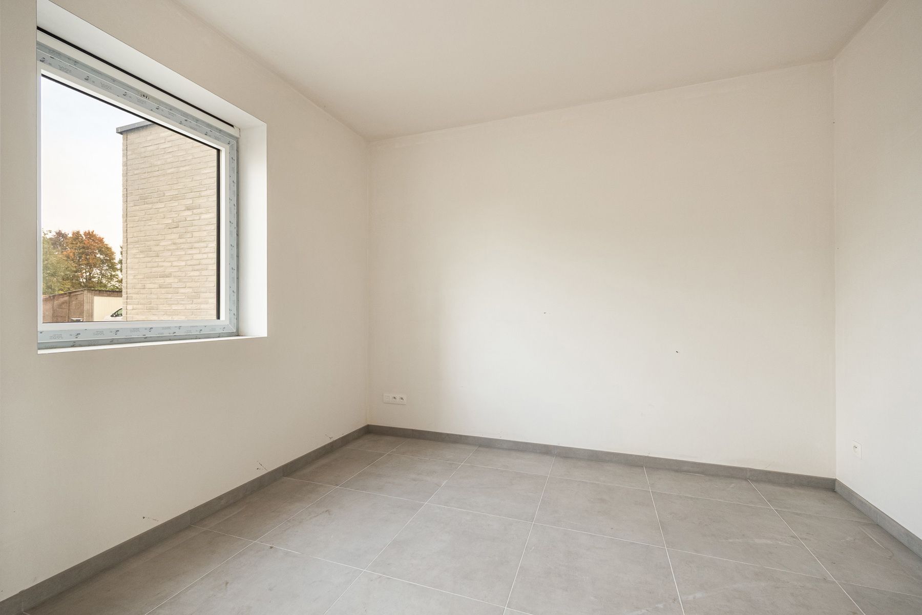 Woning met 3 slaapkamers en carport/fietsenberging op perceel van ca 366m² foto 3