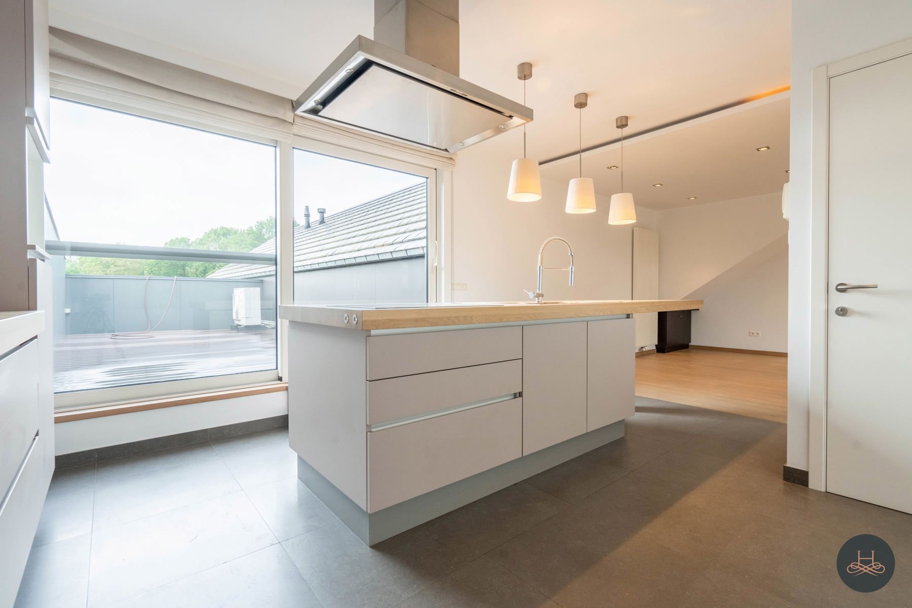 Ruim appartement met grote garage foto 4