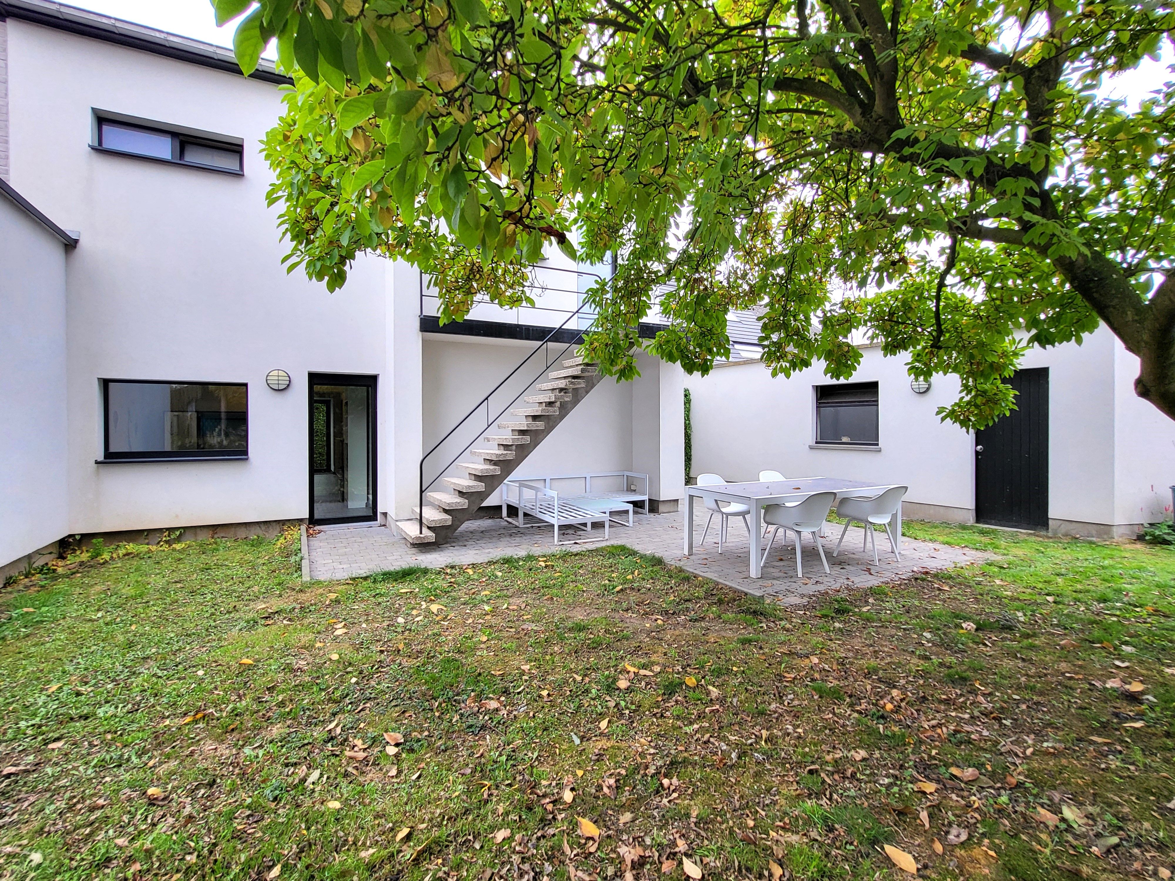 Prachtig gerenoveerde woning in 2015 op 428m² met zonnepanelen, zonnige tuin en 2 garages.  foto 6