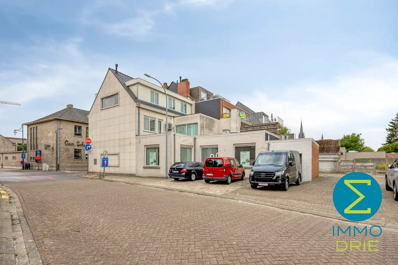 Veelzijdig kantoorgebouw in centrum Arendonk foto {{pictureIndex}}