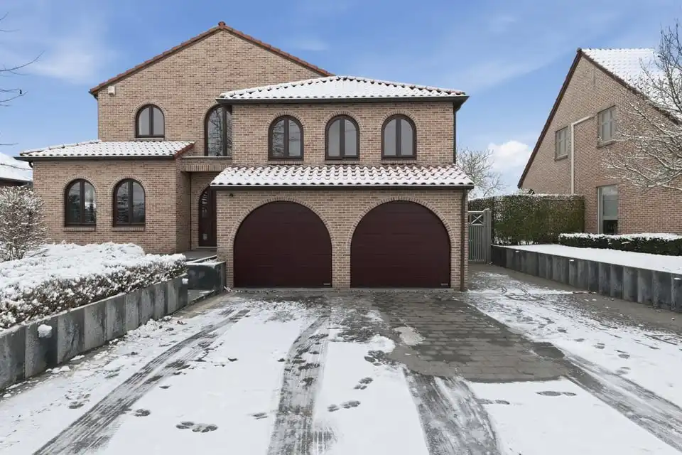 EXCLUSIEVE GEZINSWONING MET RUIME TUIN, 252M² WOONCOMFORT EN TOPLIGGING IN SINT-TRUIDEN foto 3