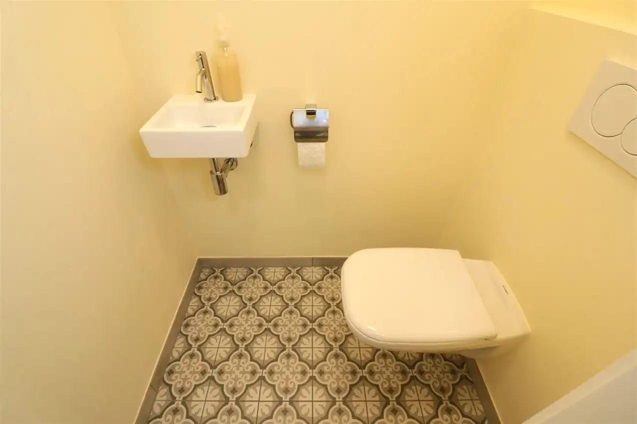 Gelijkvloers app., twee slaapkamers, autostaanplaats nabij centrum foto 24