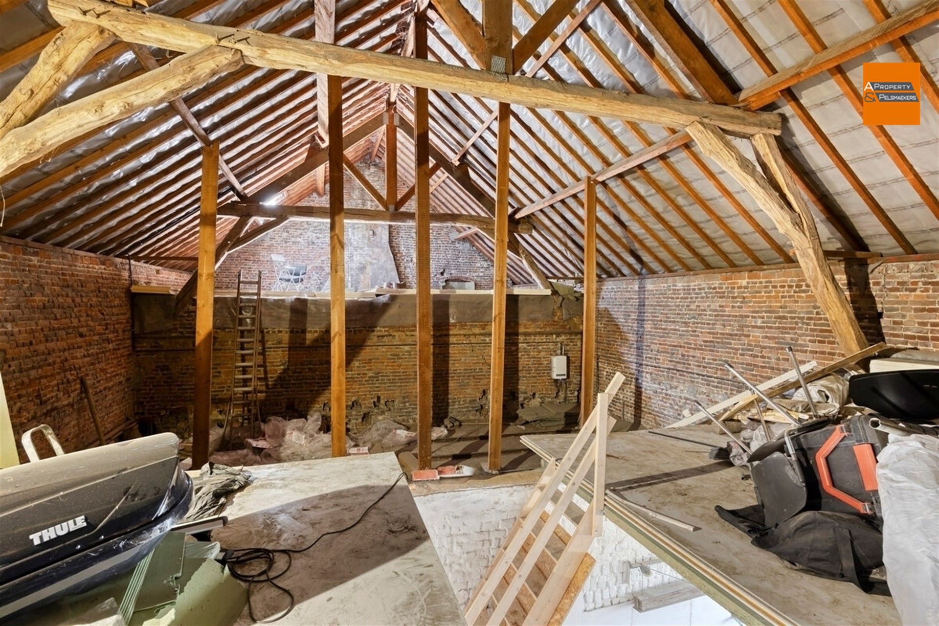 Eigendom met karakter en ruimte, 4 slaapkamers en  prachtige tuin foto 25