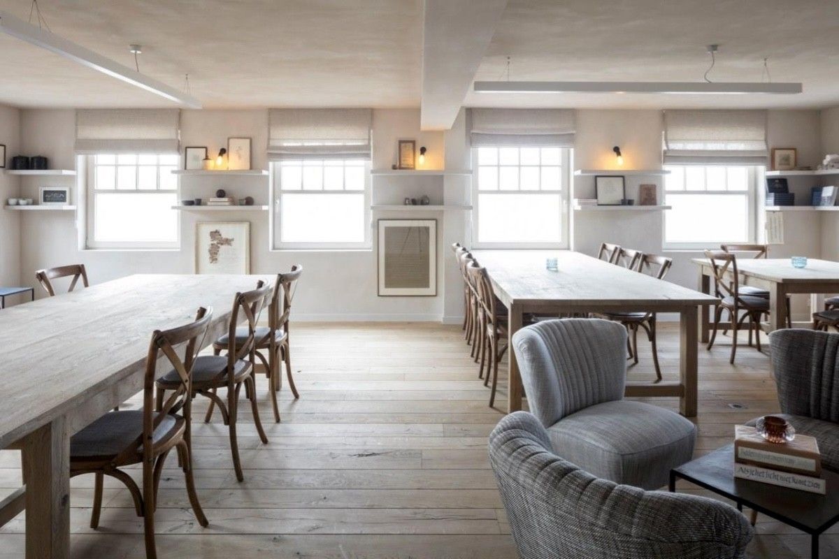 Recent (Bj. 2016) Mi CASA - HANDELSHUIS (538m2), voorzien van bar met eetgelegenheid, 5/6 slaapkamers (B &B), 4 badkamers, kelder (114m2), ... Op hoek- en zichtlocatie te Oostkamp. foto 9