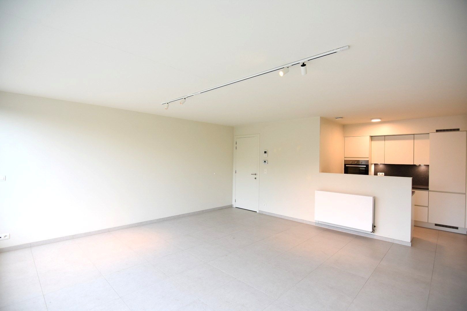 Lichtrijk 2-slpk appartement met privé parking nabij Rumbeke foto 3