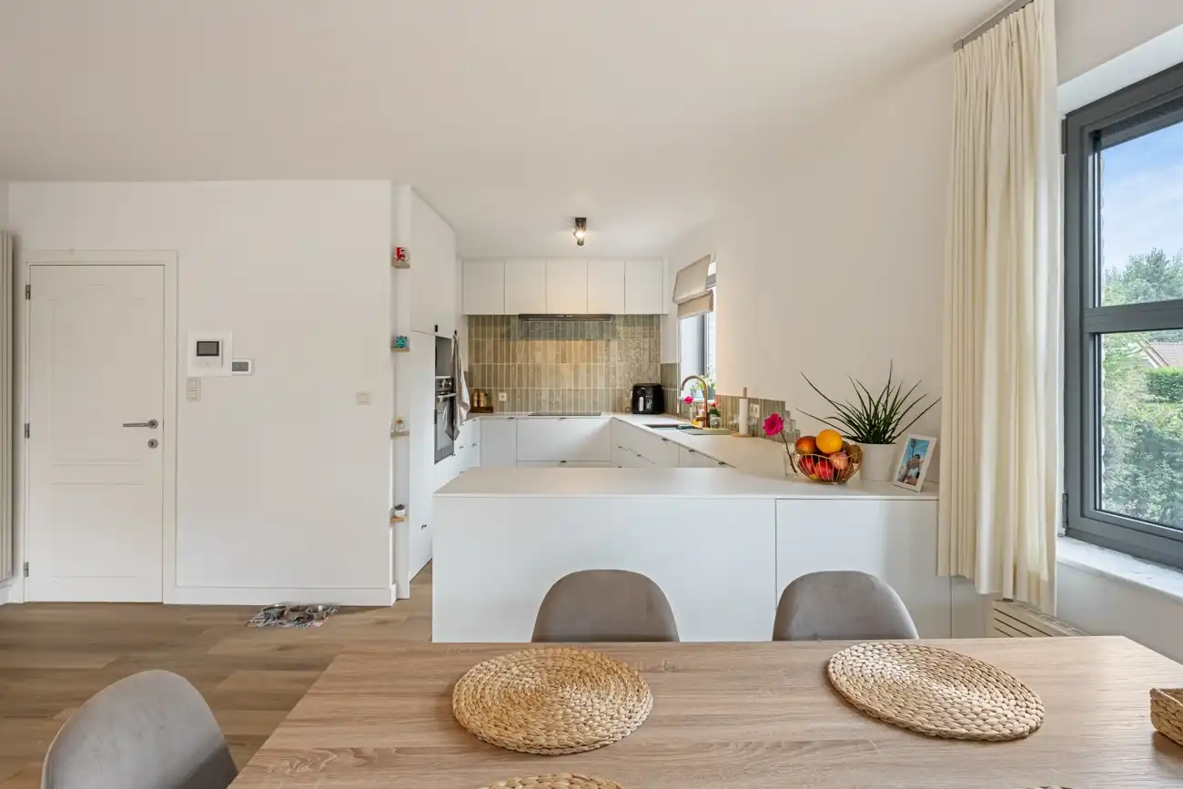 Ruim en lichtrijk appartement met ruime garage in het centrum Lochristi! foto 6