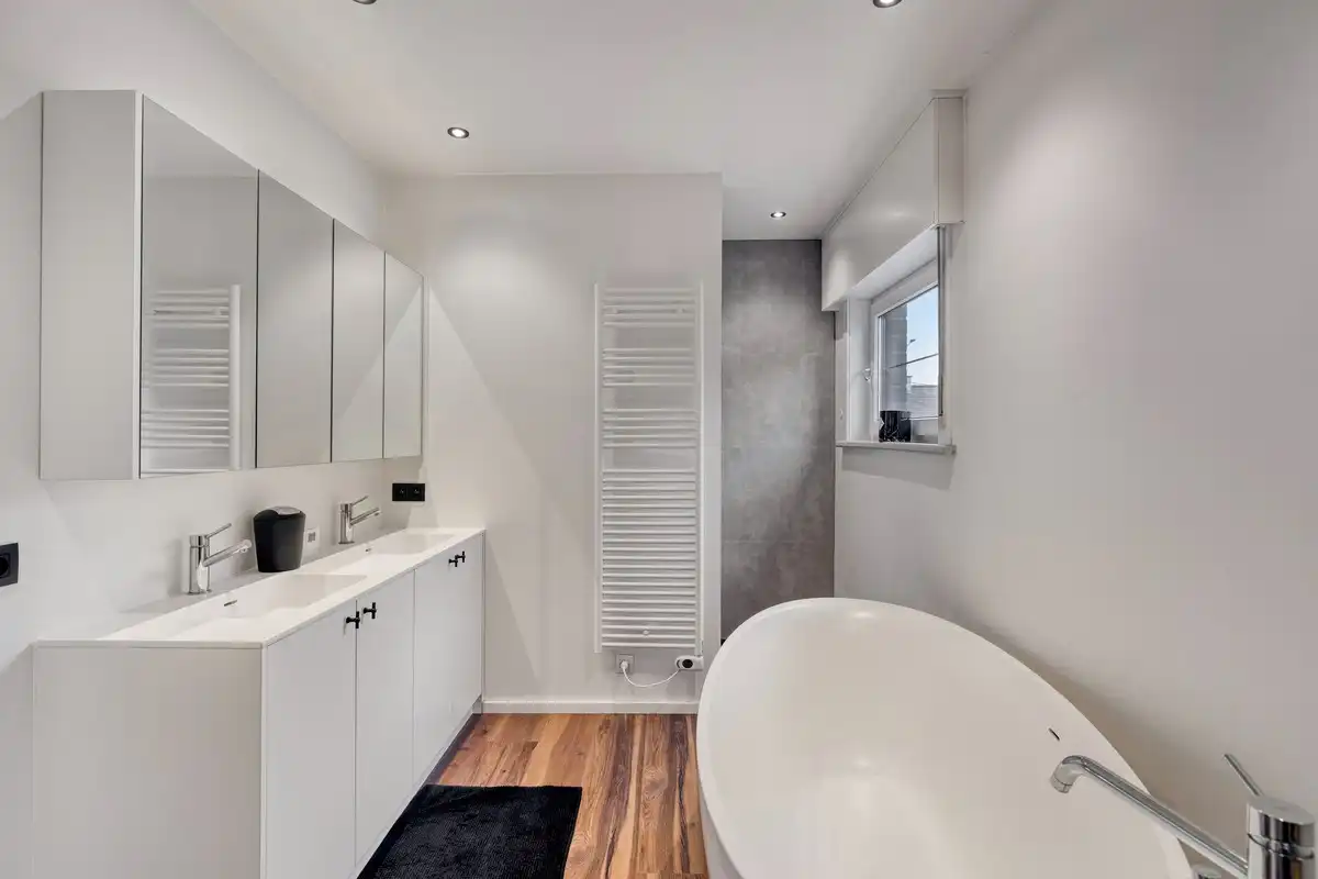 Luxe woning met binnenzwembad en afzonderlijke handelsruimte foto 13