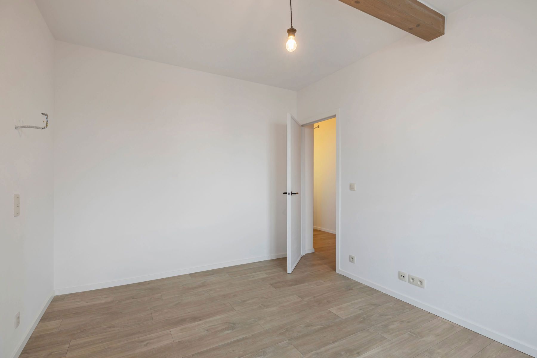 Charmante gerenoveerde woning met ruime garage & magazijn foto 17