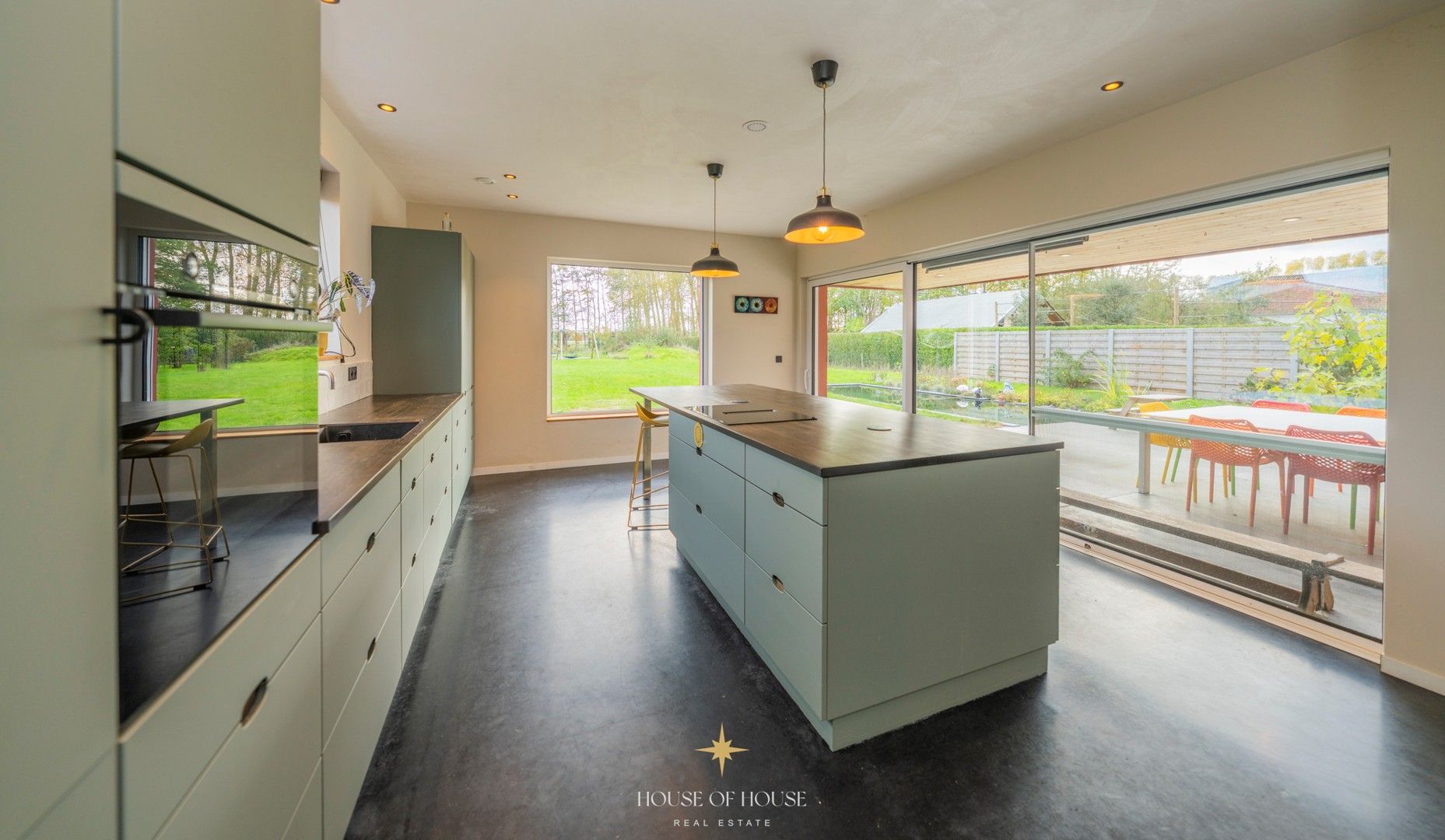 Scandinavisch geïnspireerde passiefbouw villa met natuurlijke tuin en innovatieve topafwerking foto 4