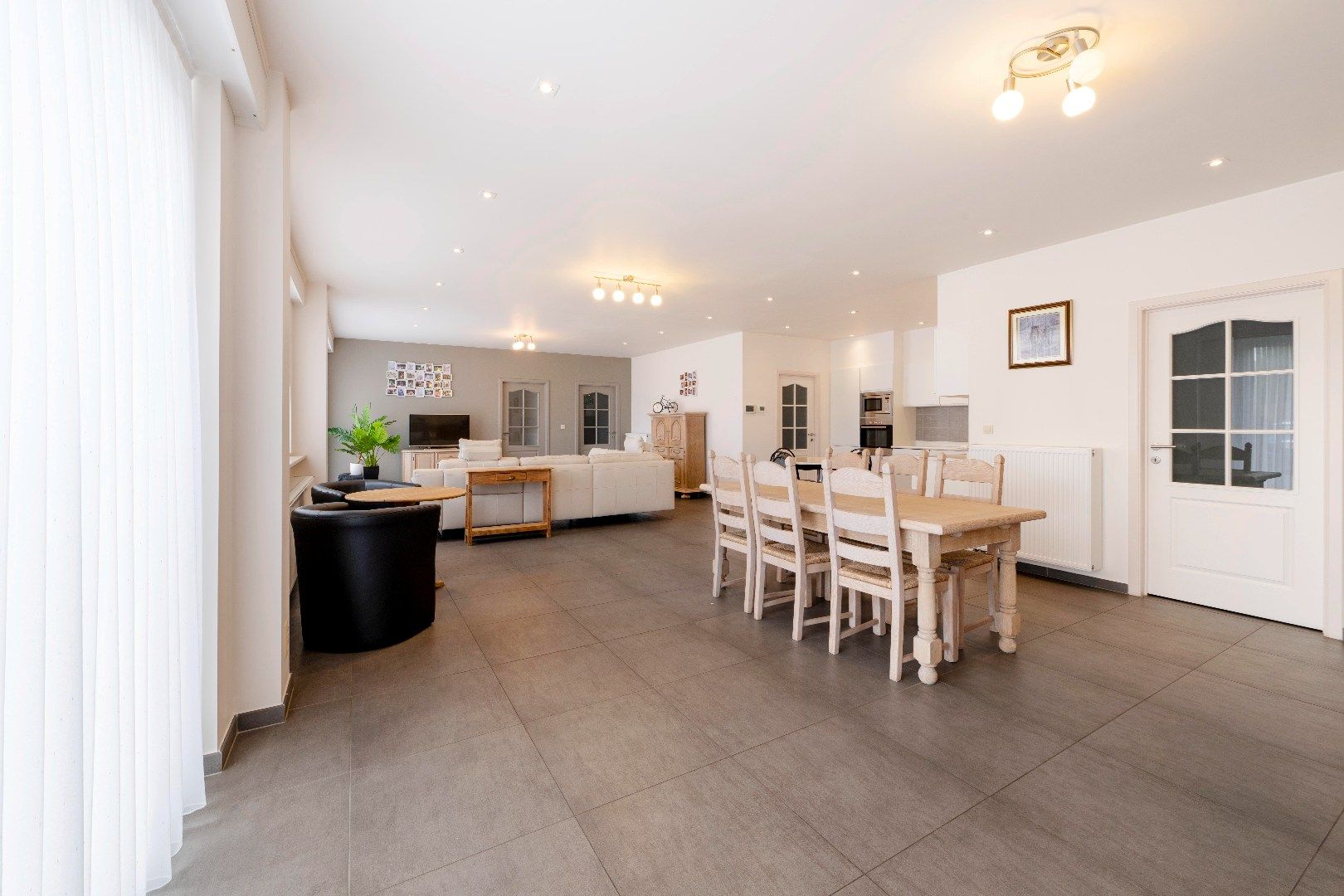 ZEER RUIM INSTAPKLAAR APPARTEMENT (130 m²) MET GARAGE EN RUIM TERRAS (60 m²) foto 3