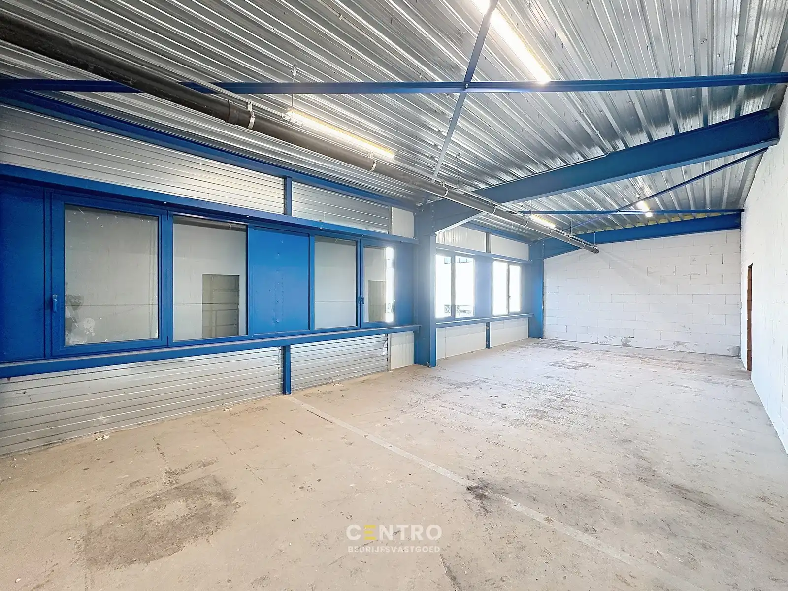 NB KMO-UNIT (227.20m²) met mezzanine (82.17m²) te koop met 2 private parkeerplaatsen voor de deur, elektrische sectionaalpoort en sanitair blok op industriezone "Herdersbrug" te 8000 Brugge foto 8