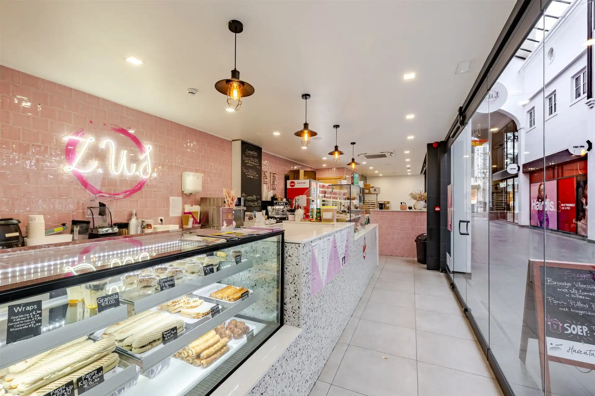 Overname: succesvolle broodjeszaak met topligging in het centrum foto 3