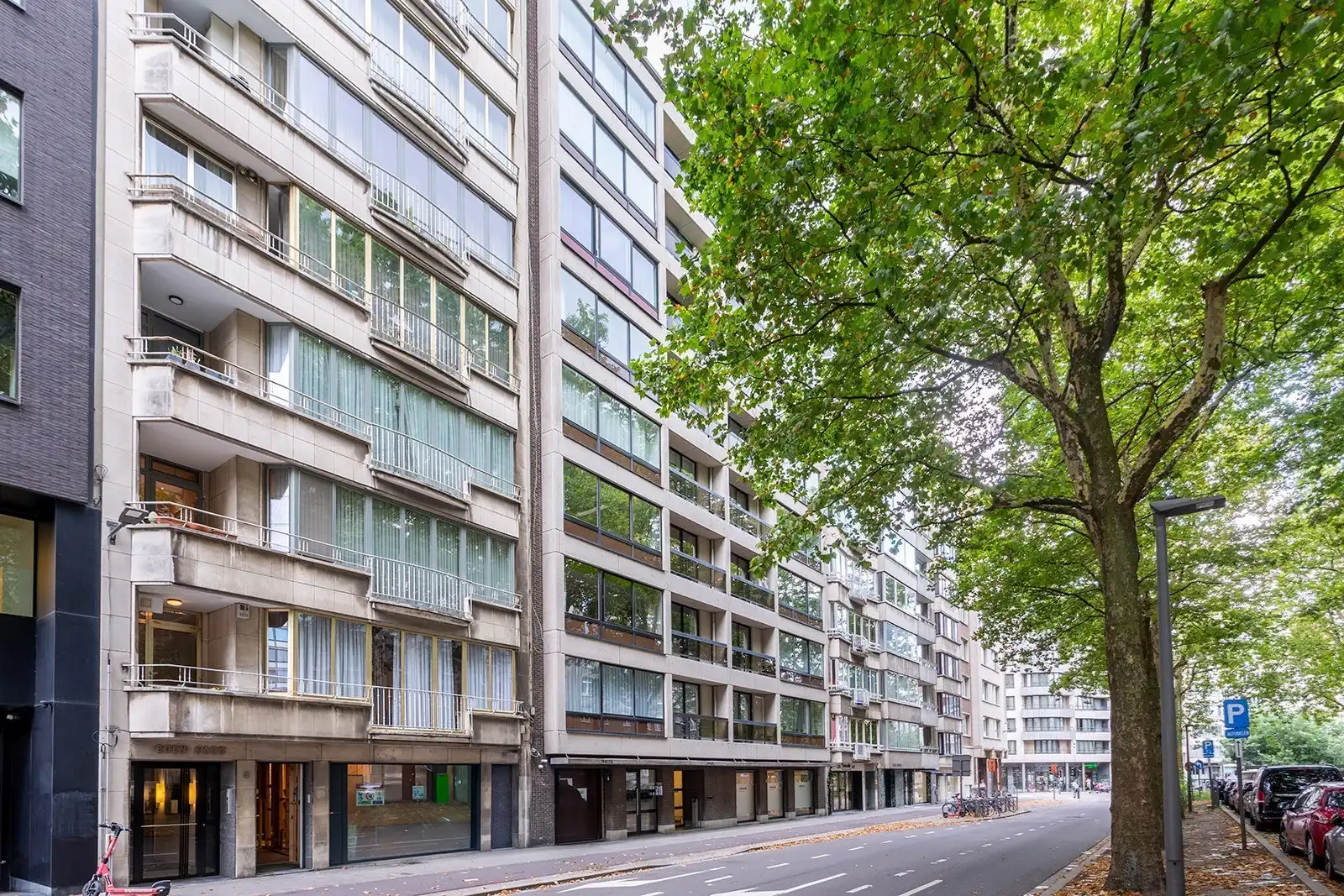 Uiterst ruim vierslaapkamer appartement tussen het Stadspark en de Theaterbuurt!  foto 4