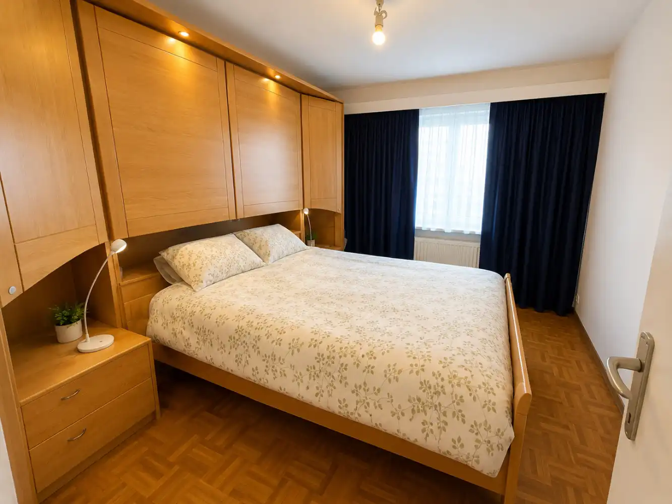 Ruim appartement te huur op de Grote Markt in Blankenberge met twee slaapkamers. Met een terrasje vooraan en achteraan- uw ideale uitvalsbasis aan de Belgische kust! foto 13