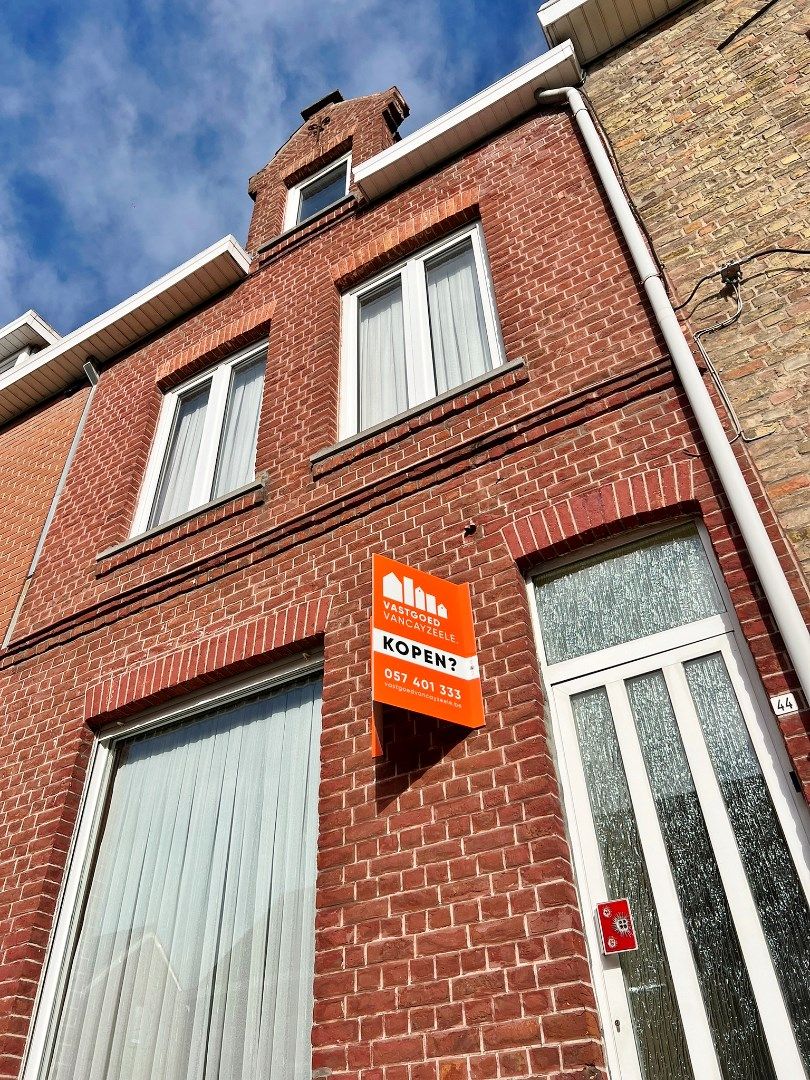 Op te frissen rijwoning met koer in Ieper centrum foto 2