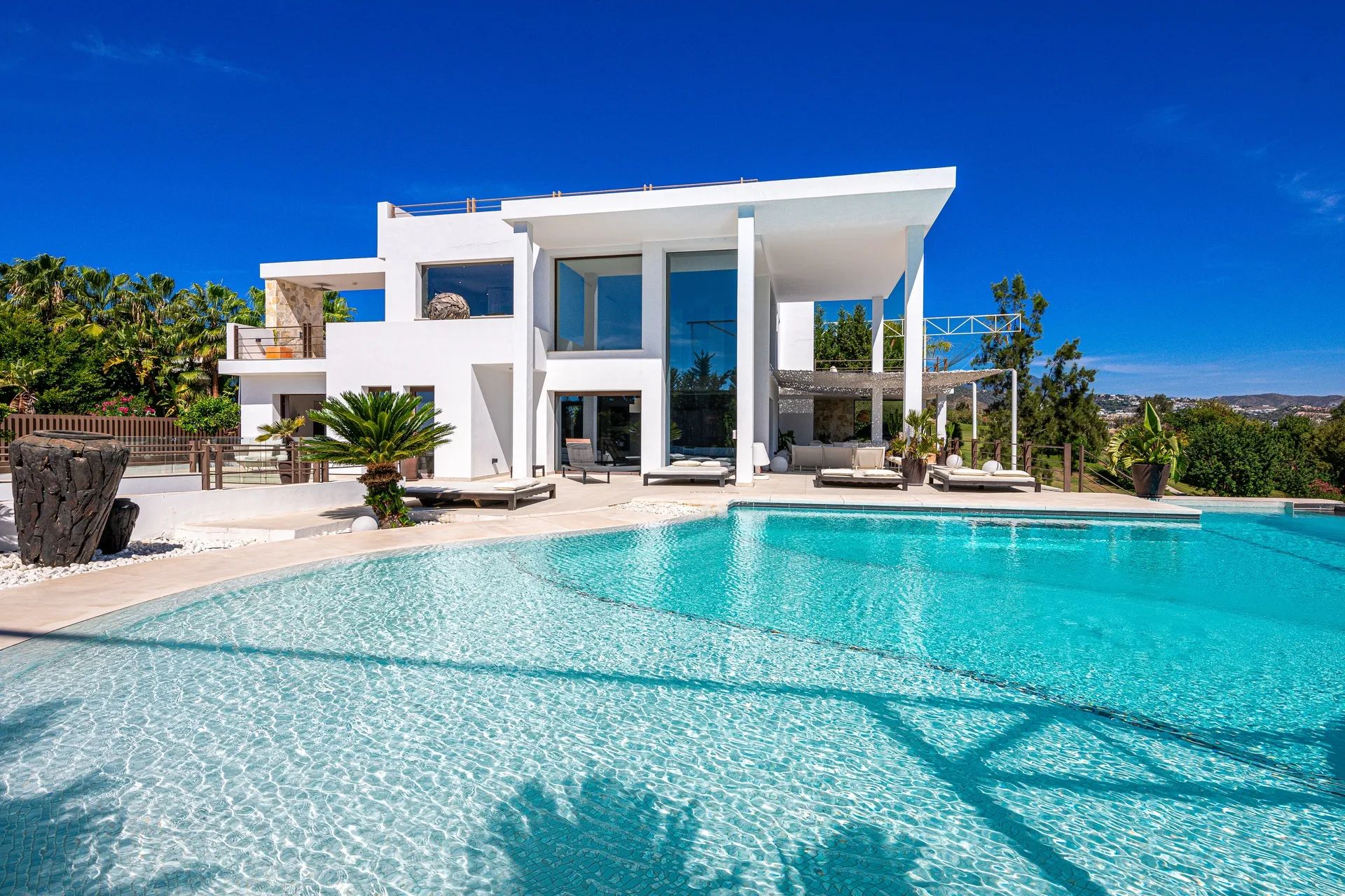 Moderne luxe en rendement: een villa met stijlvolle investering in het exclusieve Benahavis! foto {{pictureIndex}}